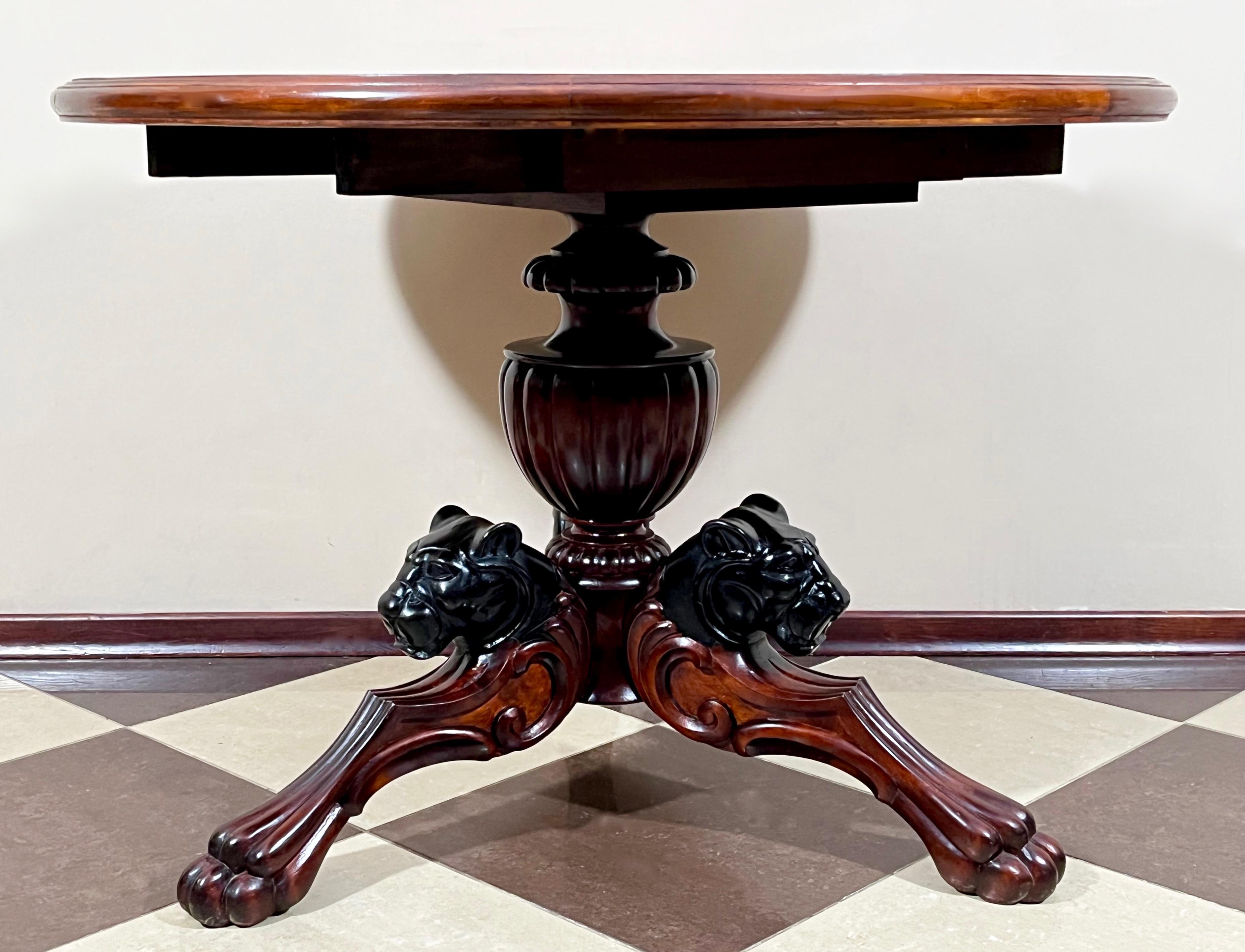 Dekoracyjny stół salonowy stojący na 3 rzeźbionych lwich nogach