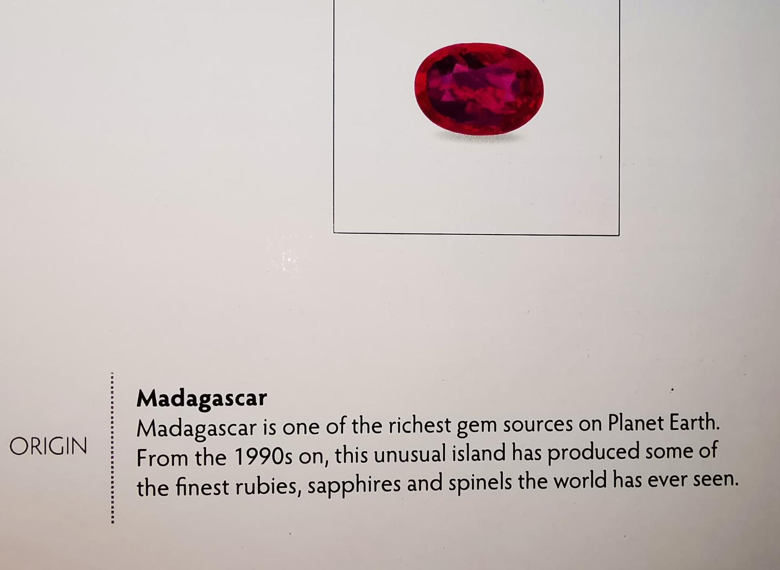 Pierścionek z naturalnym niepoprawianym rubinem 1,52 ct i diamentami