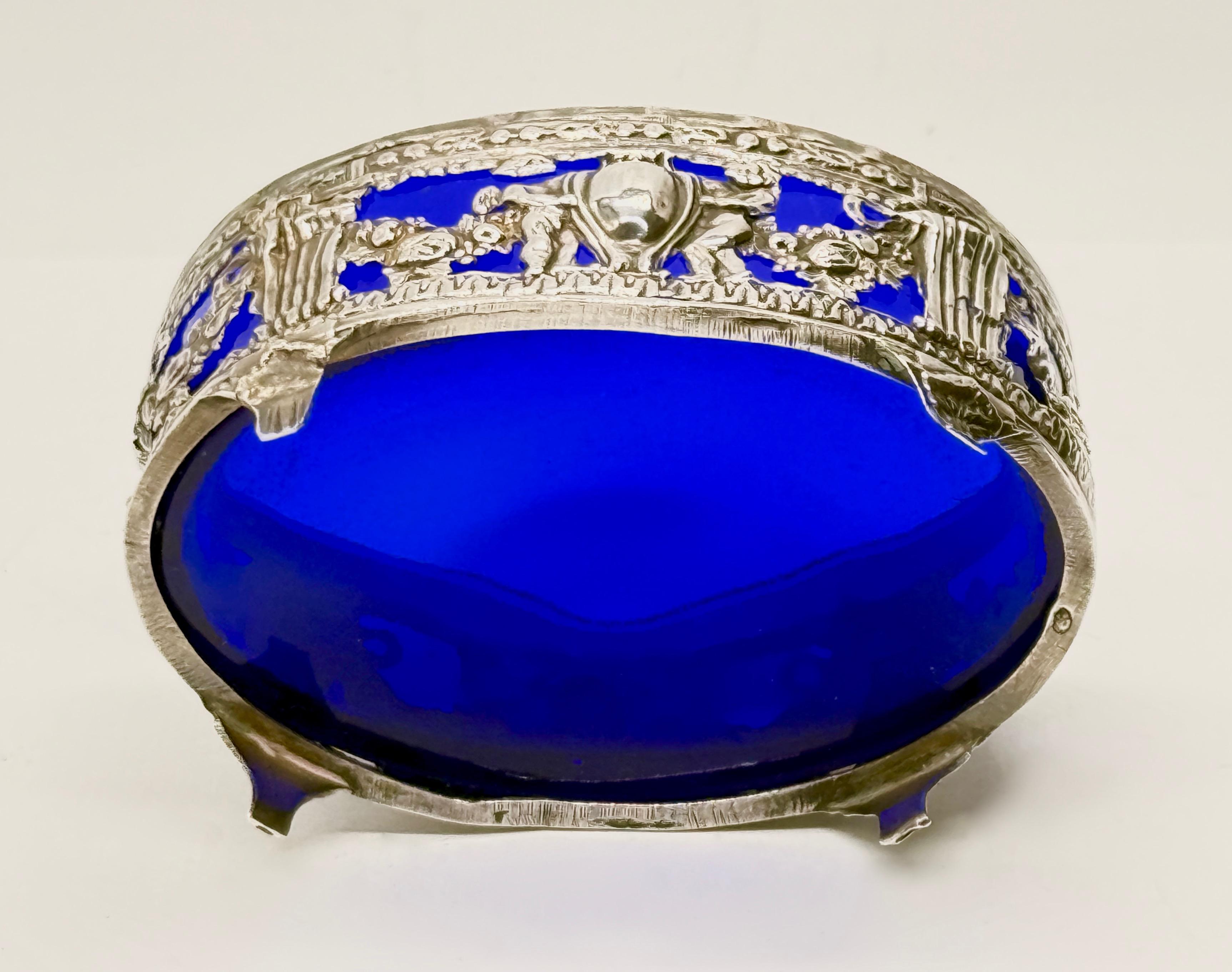 Srebrna solniczka ze szklanym kobaltowym wkładem, masa 104 g