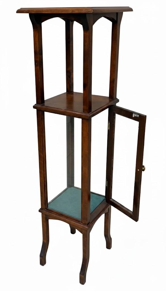 Secesyjna witrynka stojąca na 4 giętych nogach