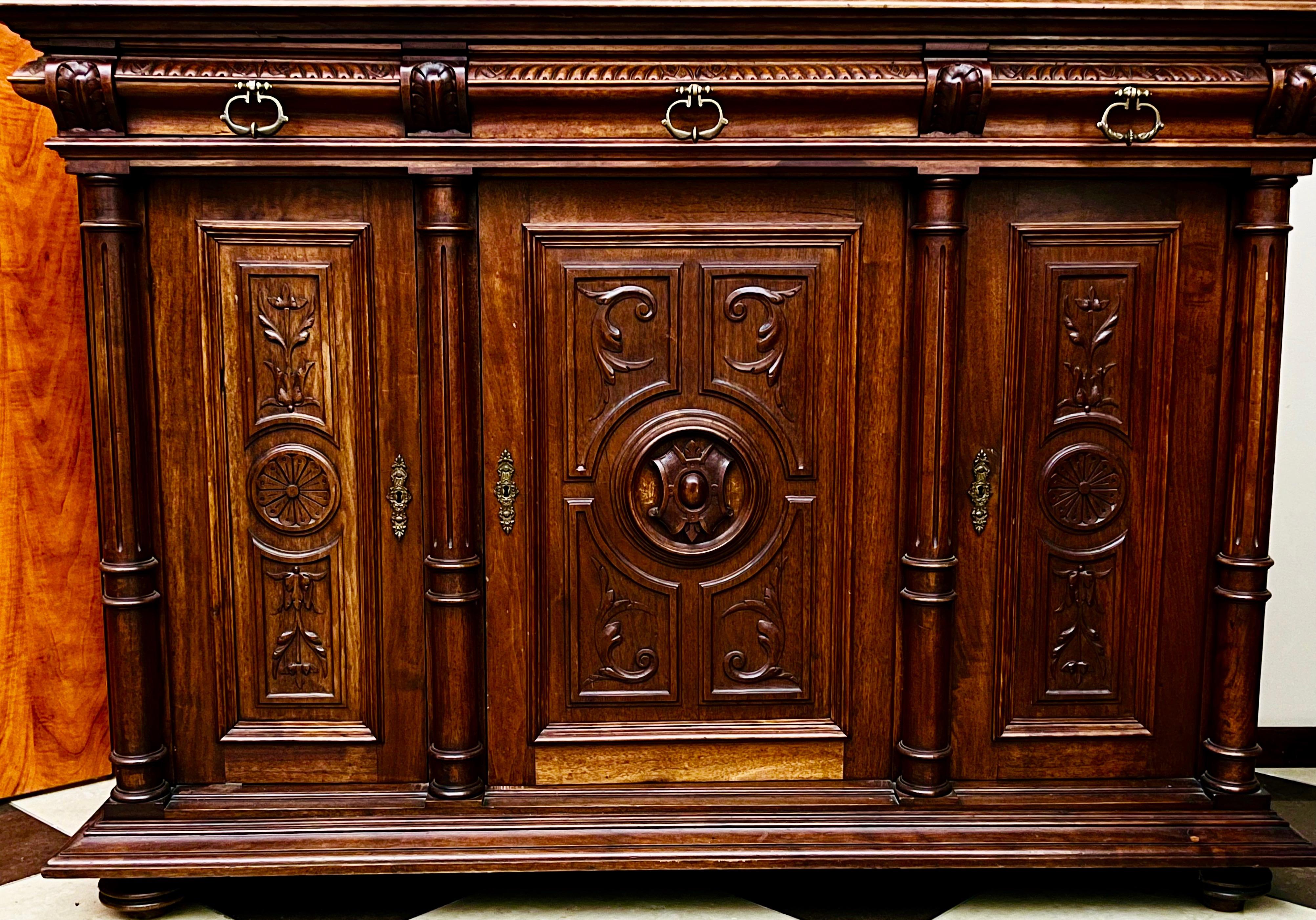 Dekoracyjny kredens w stylu renesansowym