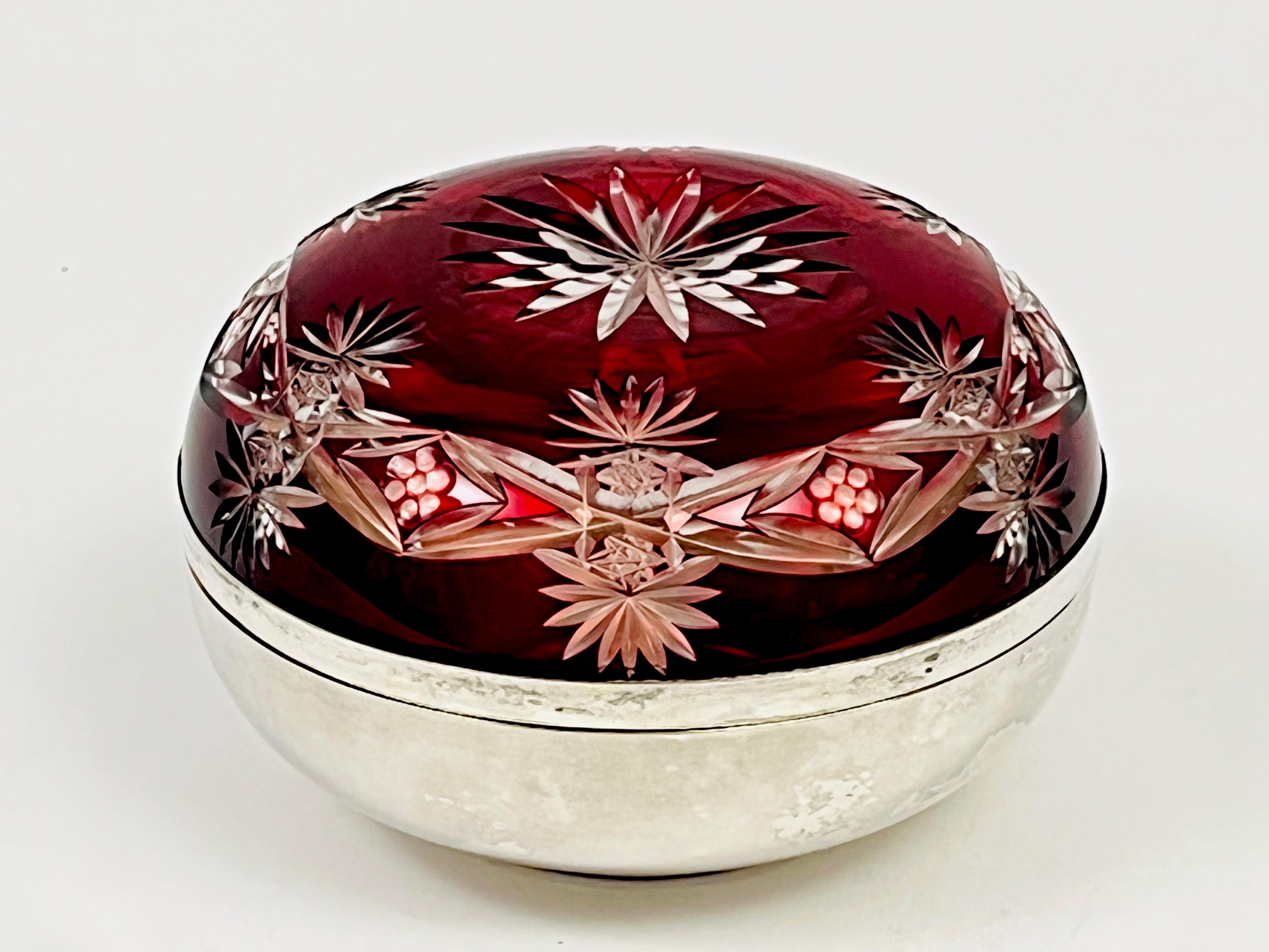 Srebrny zestaw - karafka do likieru i 3 bombonierki