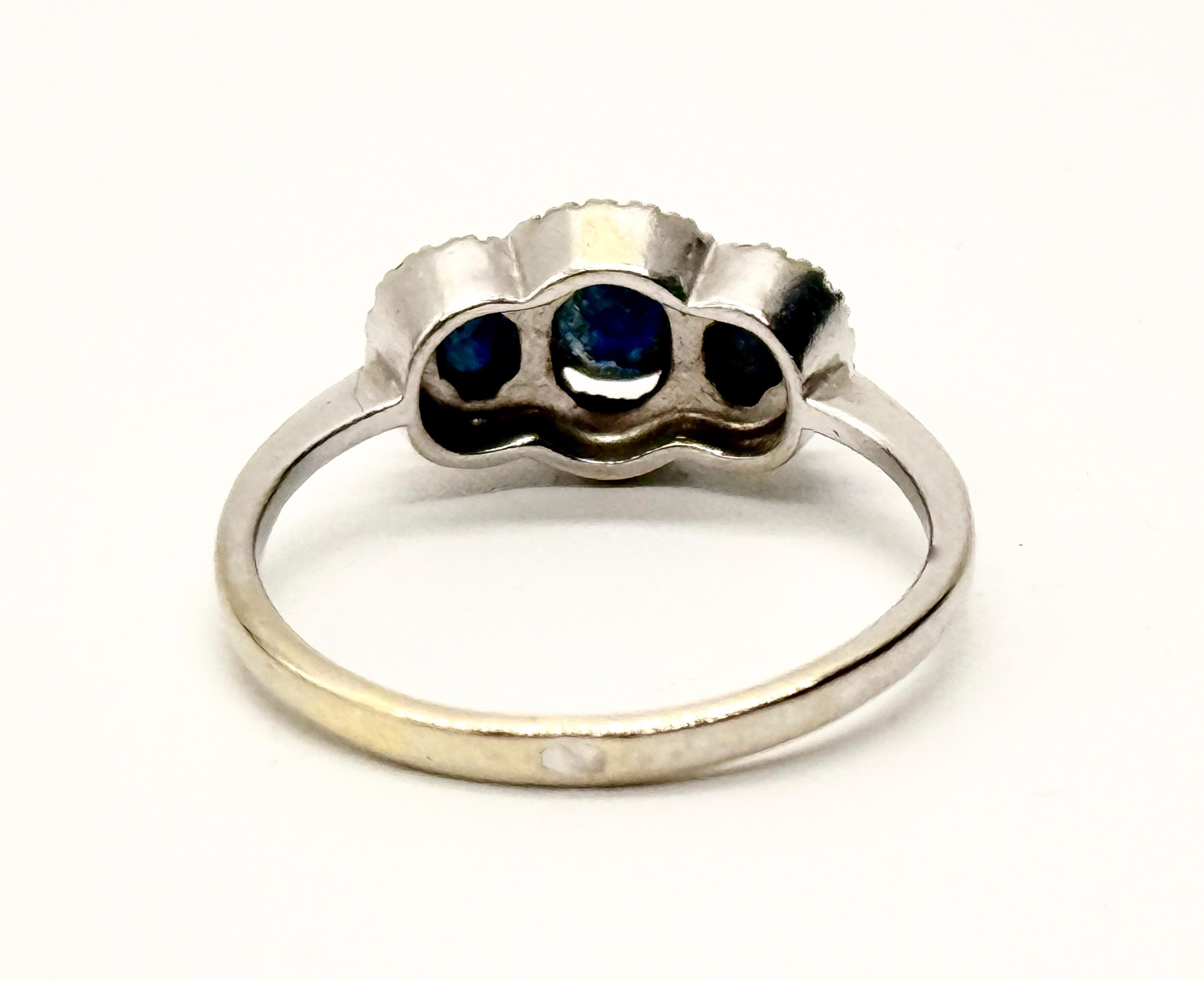 Złoty pierścionek z szafirami i diamentami