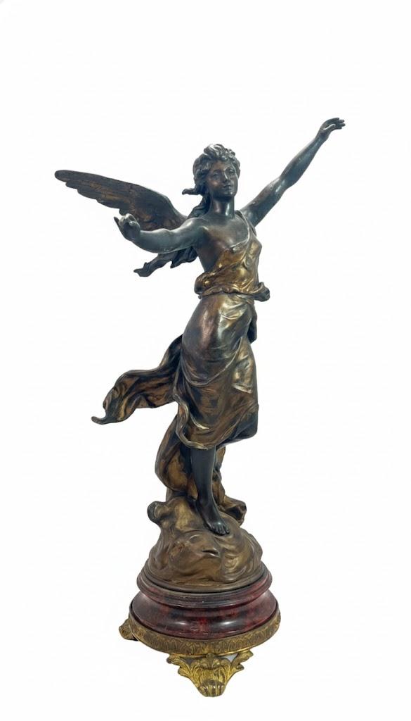 Pełnoplastyczna figura uskrzydlonej minerwy