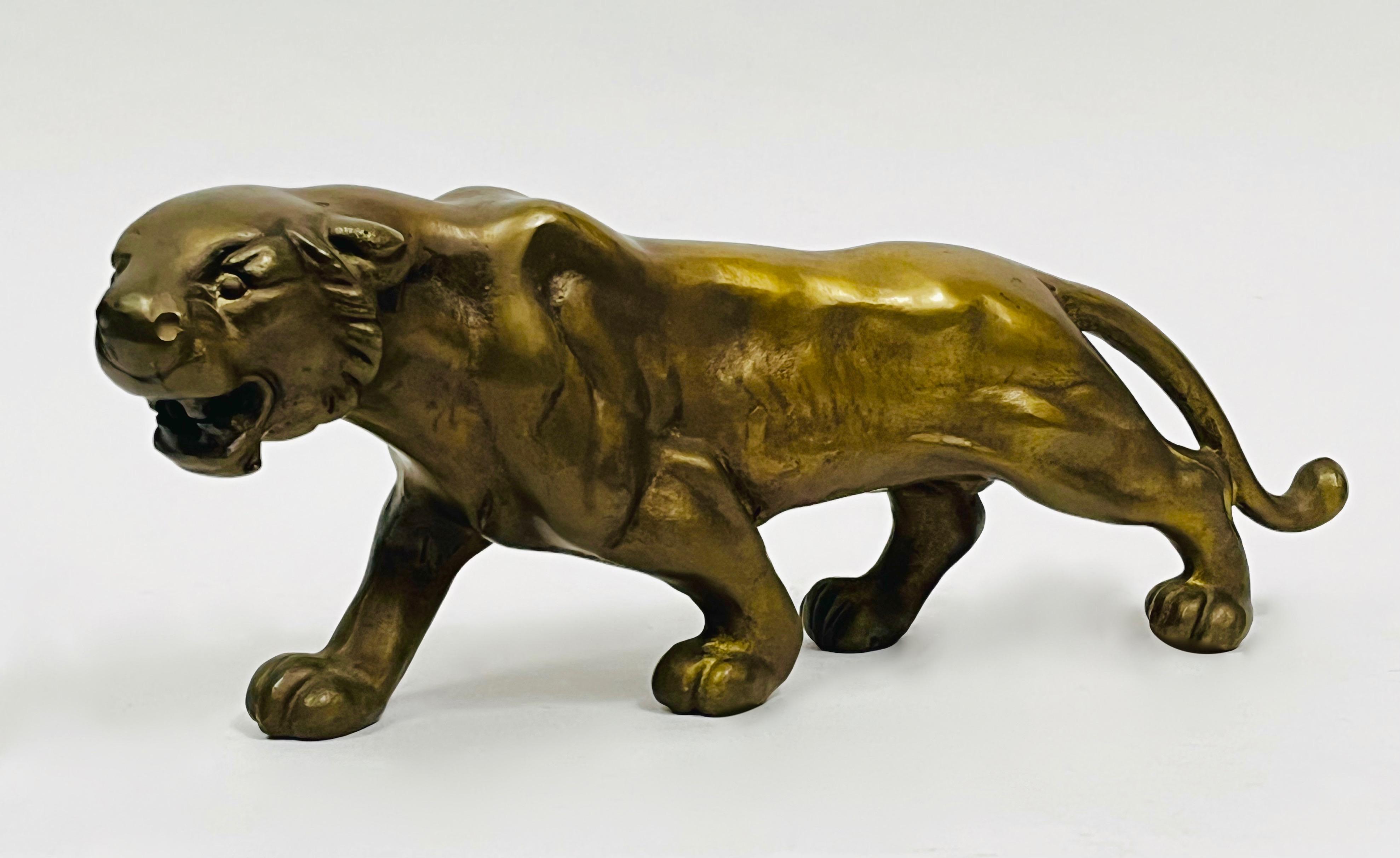 Pełnoplastycna figura prężącego się tygrysa