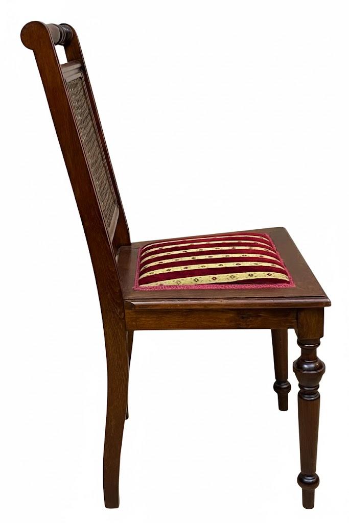 Salonowe krzesło tapicerowane z rafią