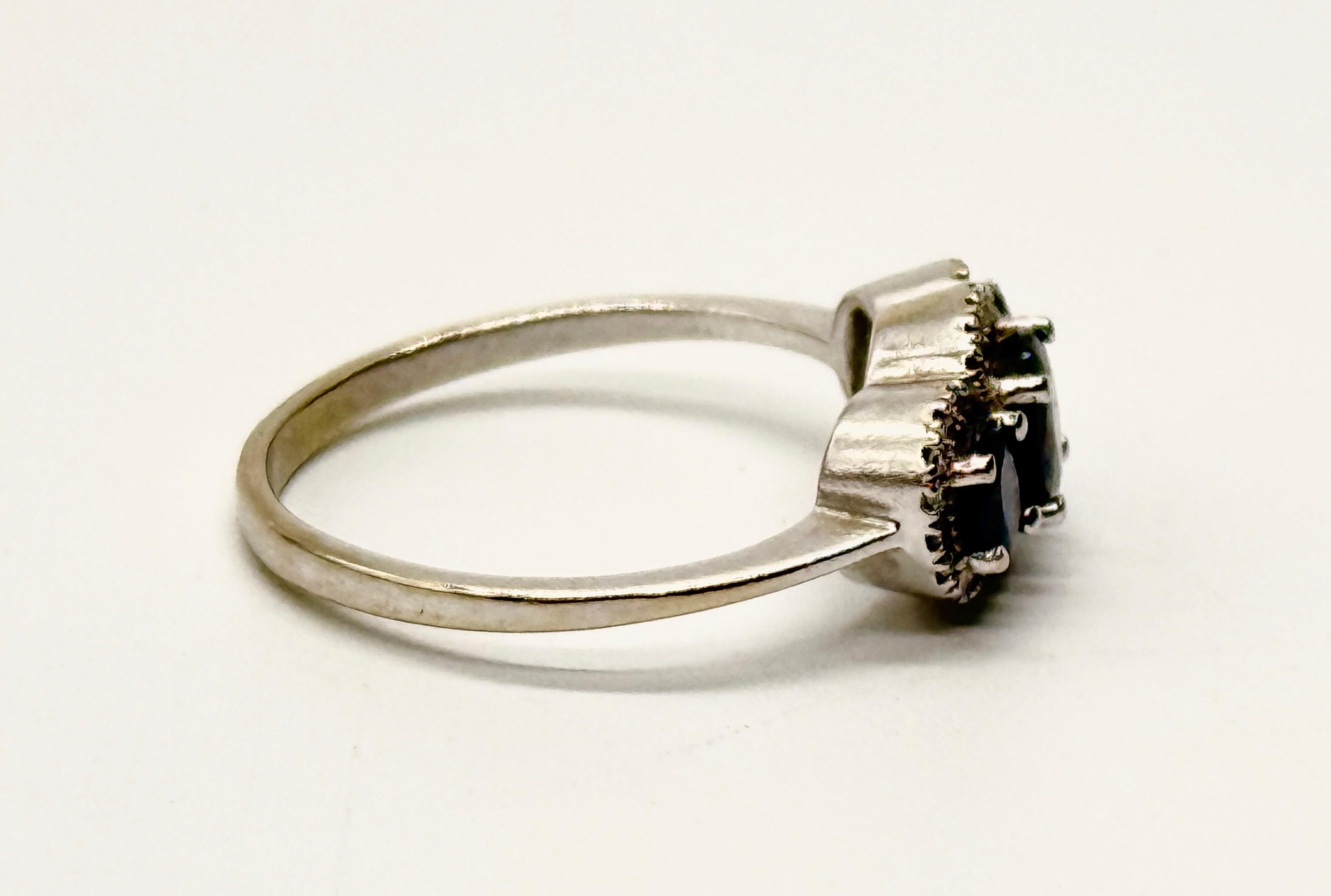 Złoty pierścionek z szafirami i diamentami