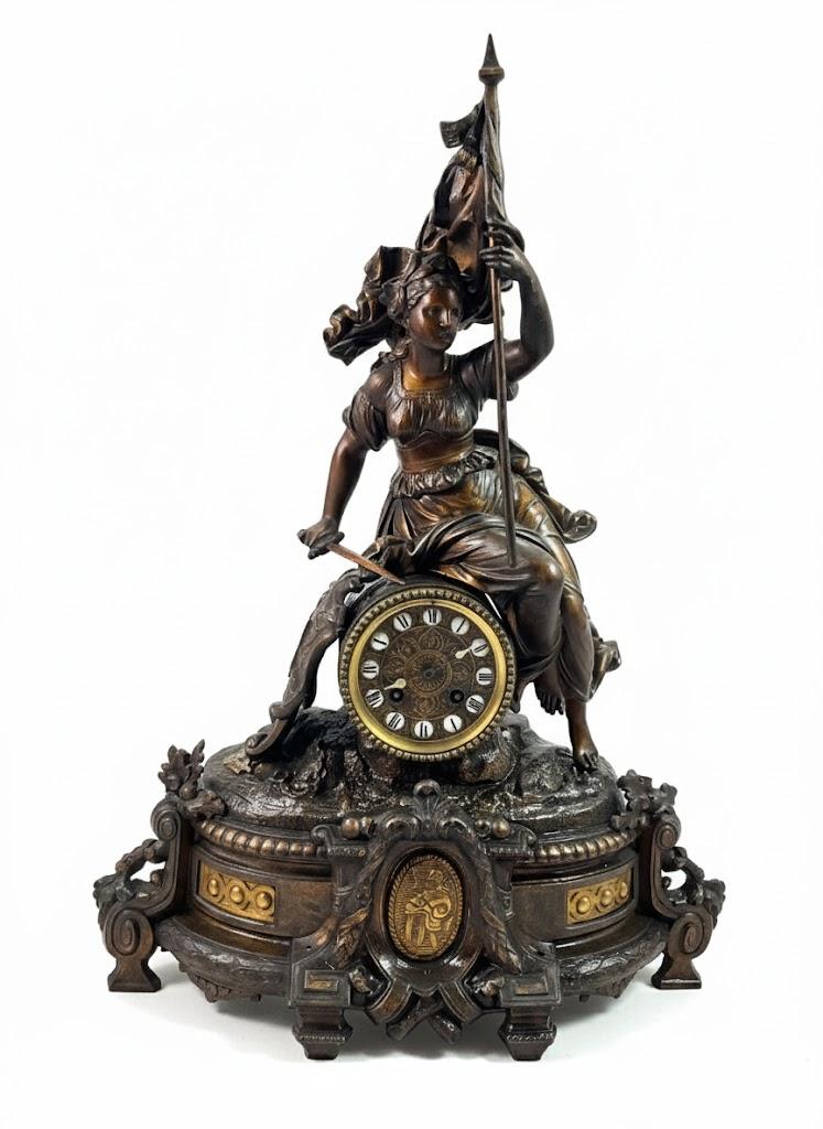 Zegar komodowy zdobiony pełnoplastyczną figurą Minerwy