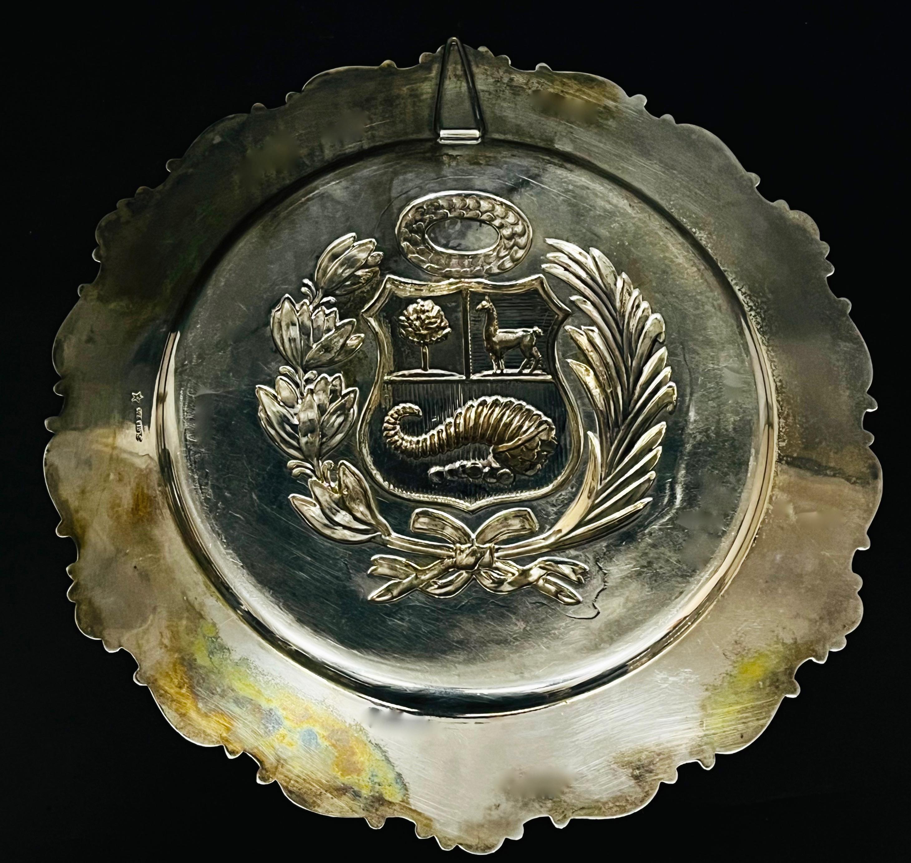 Srebrna patera wielolistna zdobiona w lustrze herbem Peru, masa 375 g