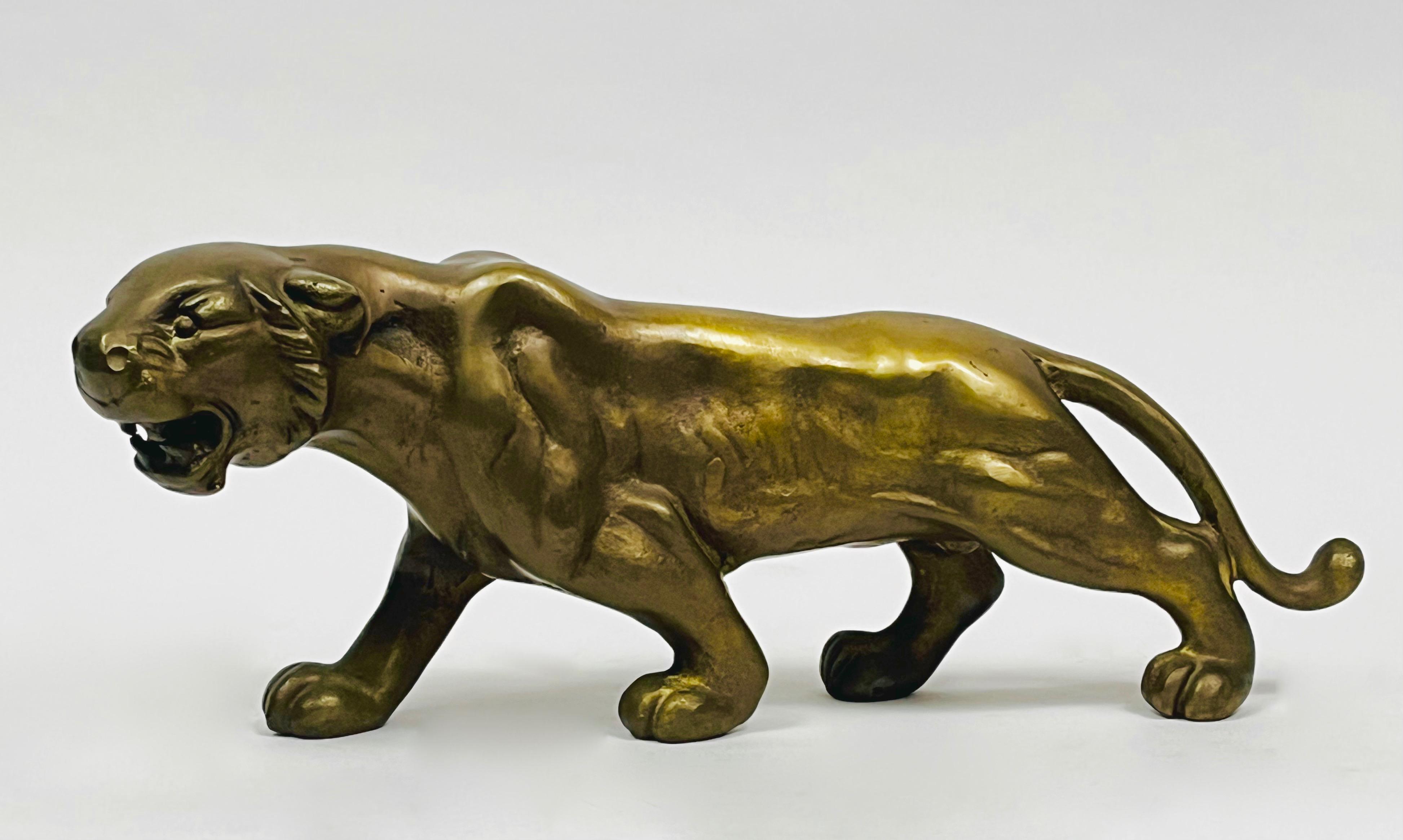 Pełnoplastycna figura prężącego się tygrysa