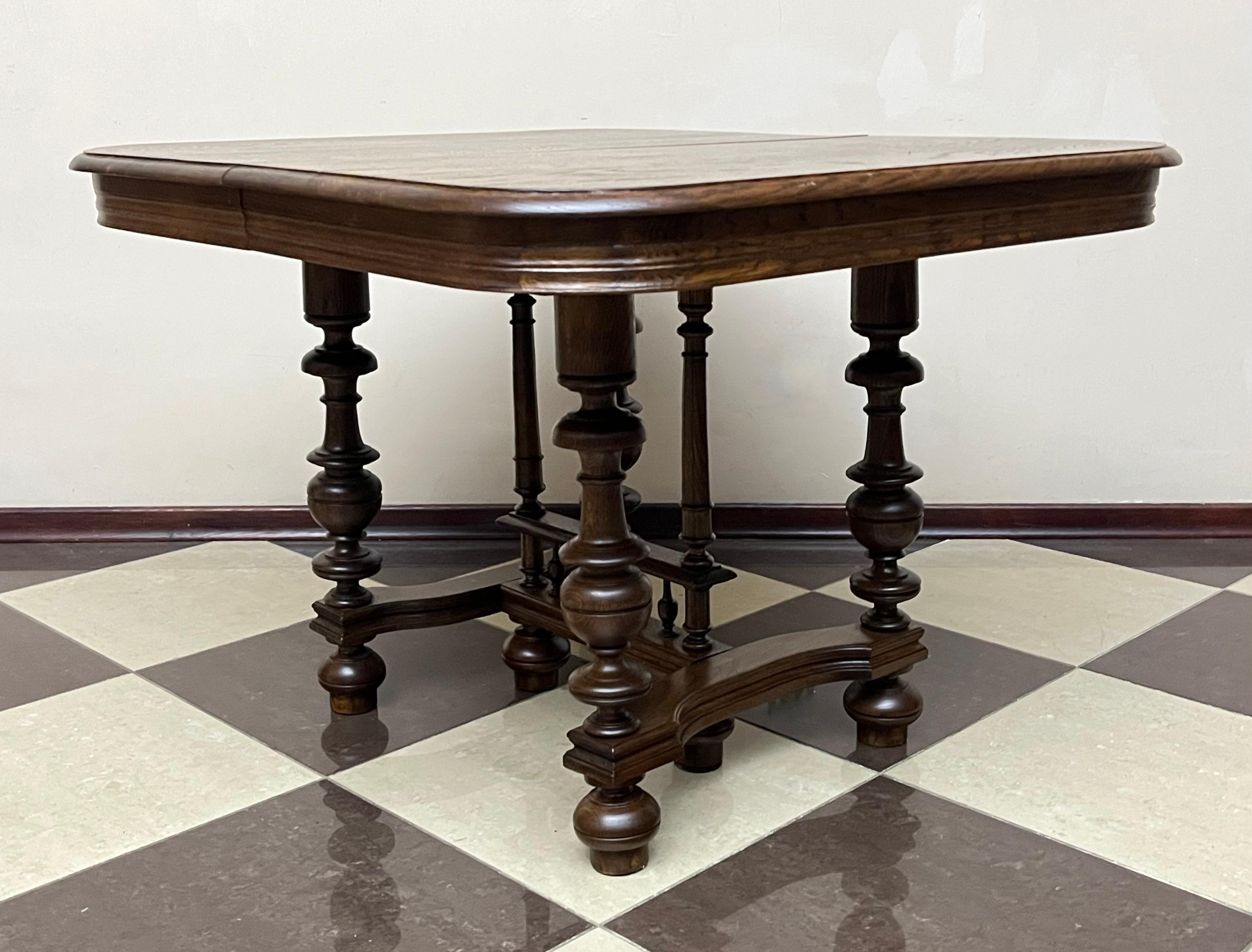 Salonowy stół stojący na 4 tralkowych nogach