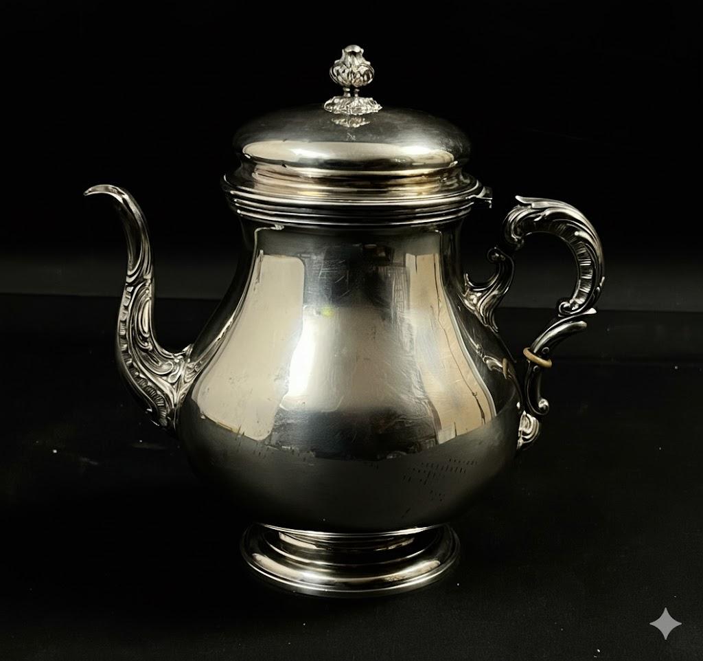 Srebrny dzbanek z wiekiem zdobiony kwiatonem , masa 480 g