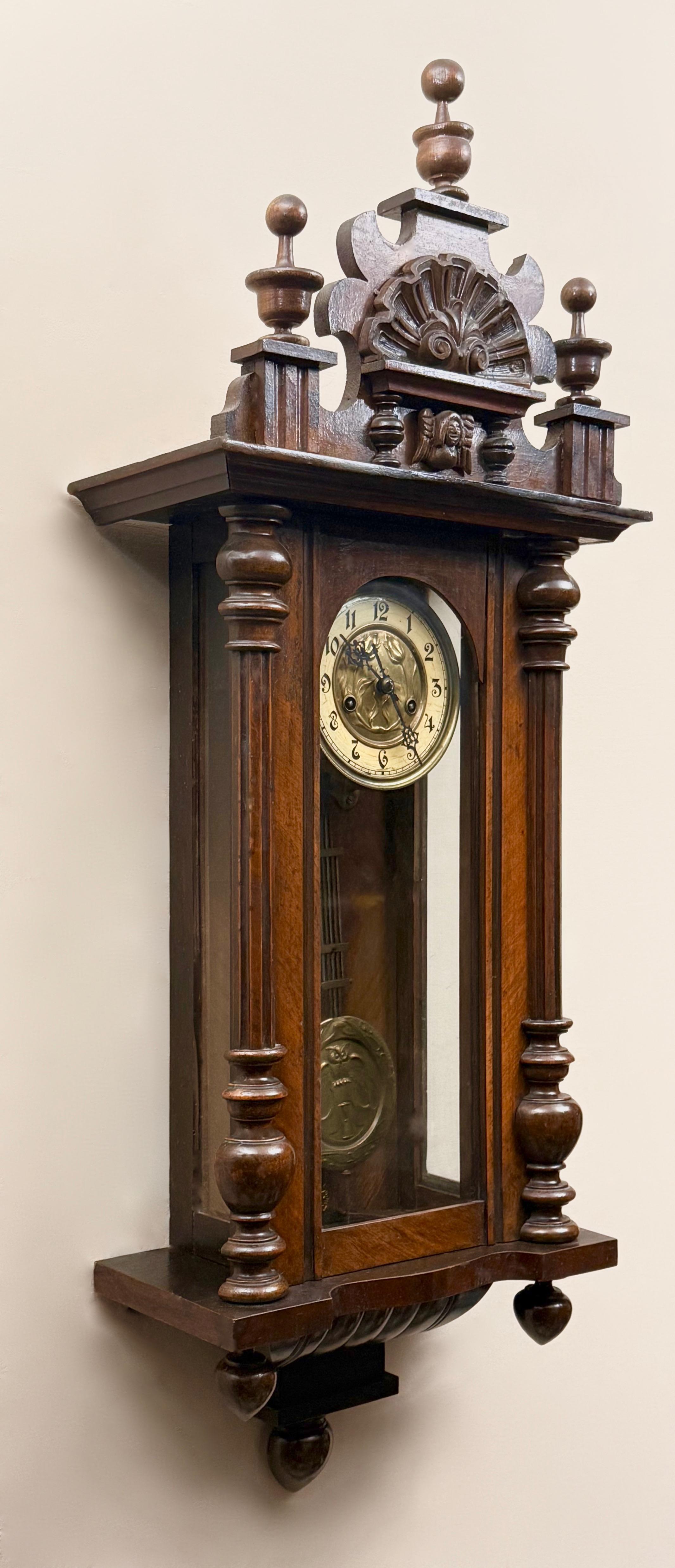 Dekoracyjny zegar ścienny szafkowy