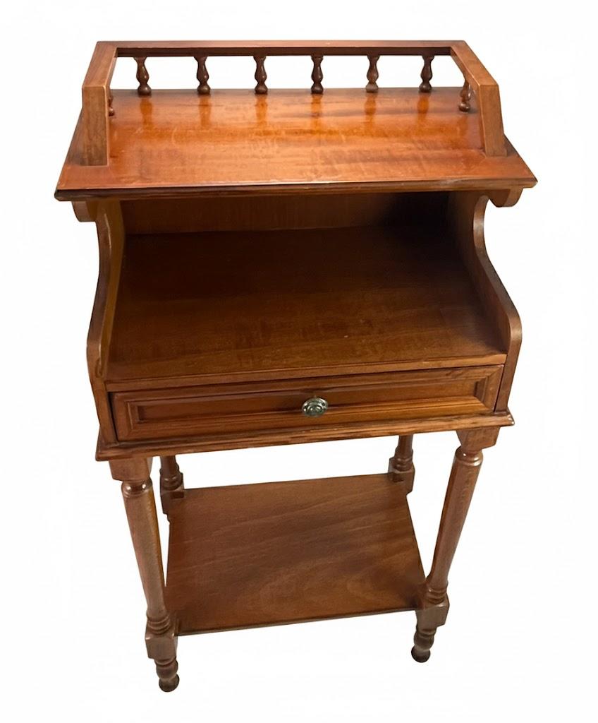 Salonowa szafka z galeryjką, szufladką i dolną półką