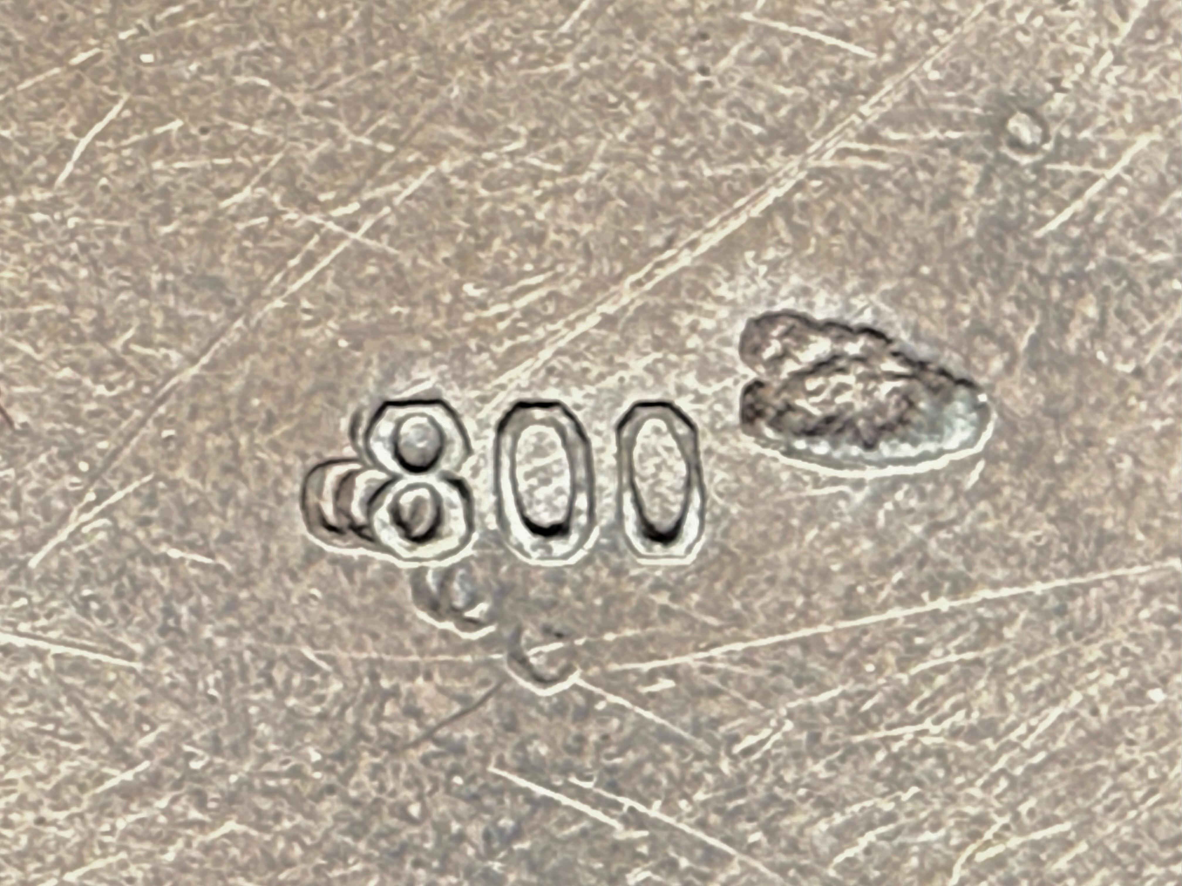 Srebrny wazon zdobiony 3 kartuszami z 3 kaboszonami, masa 136 g