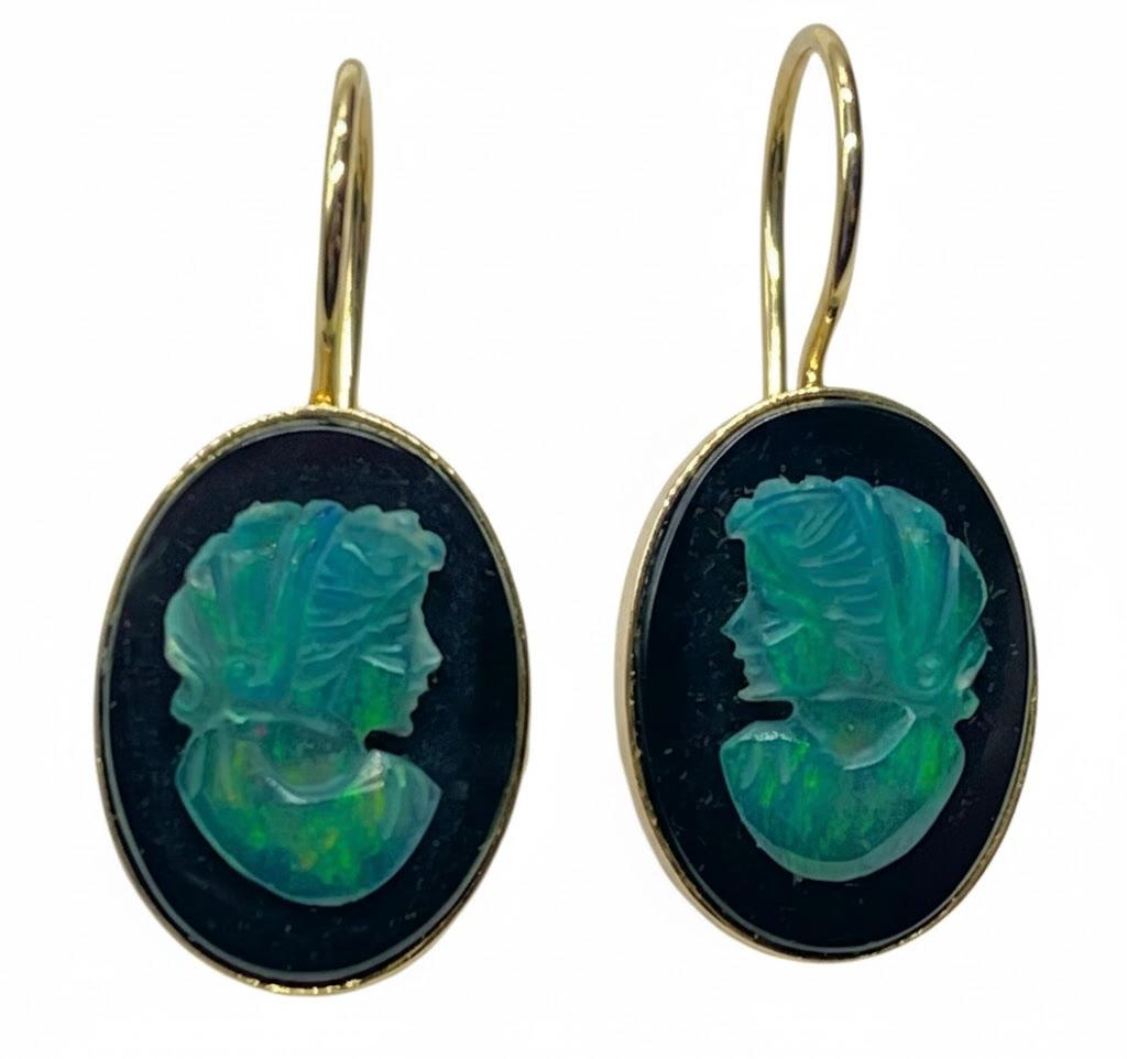 Złote kolczyki zdobione kameą z opalu, masa łączna 4,5 g