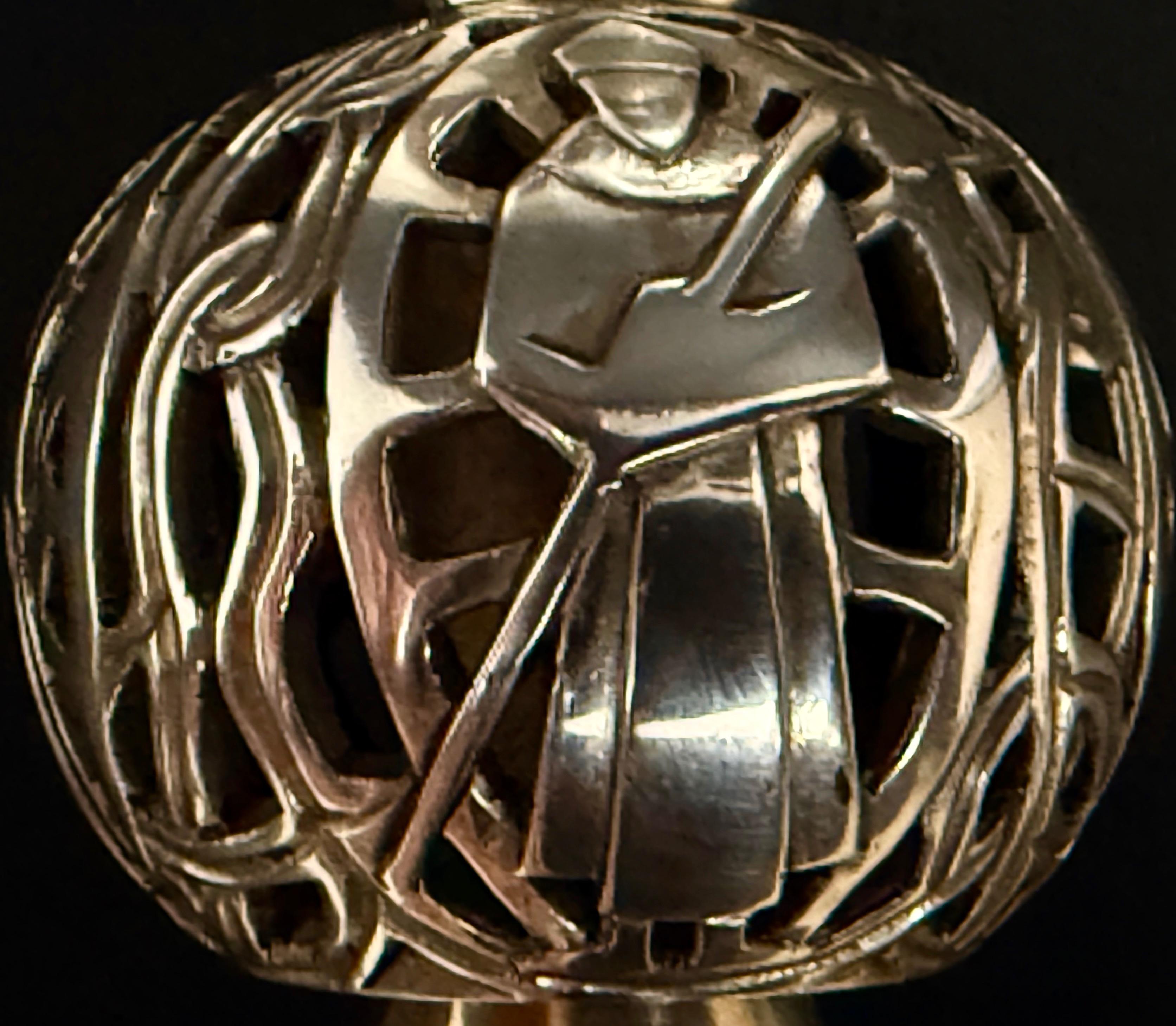 Srebrny kielich stojący na okrągłej stopie , masa 830 g