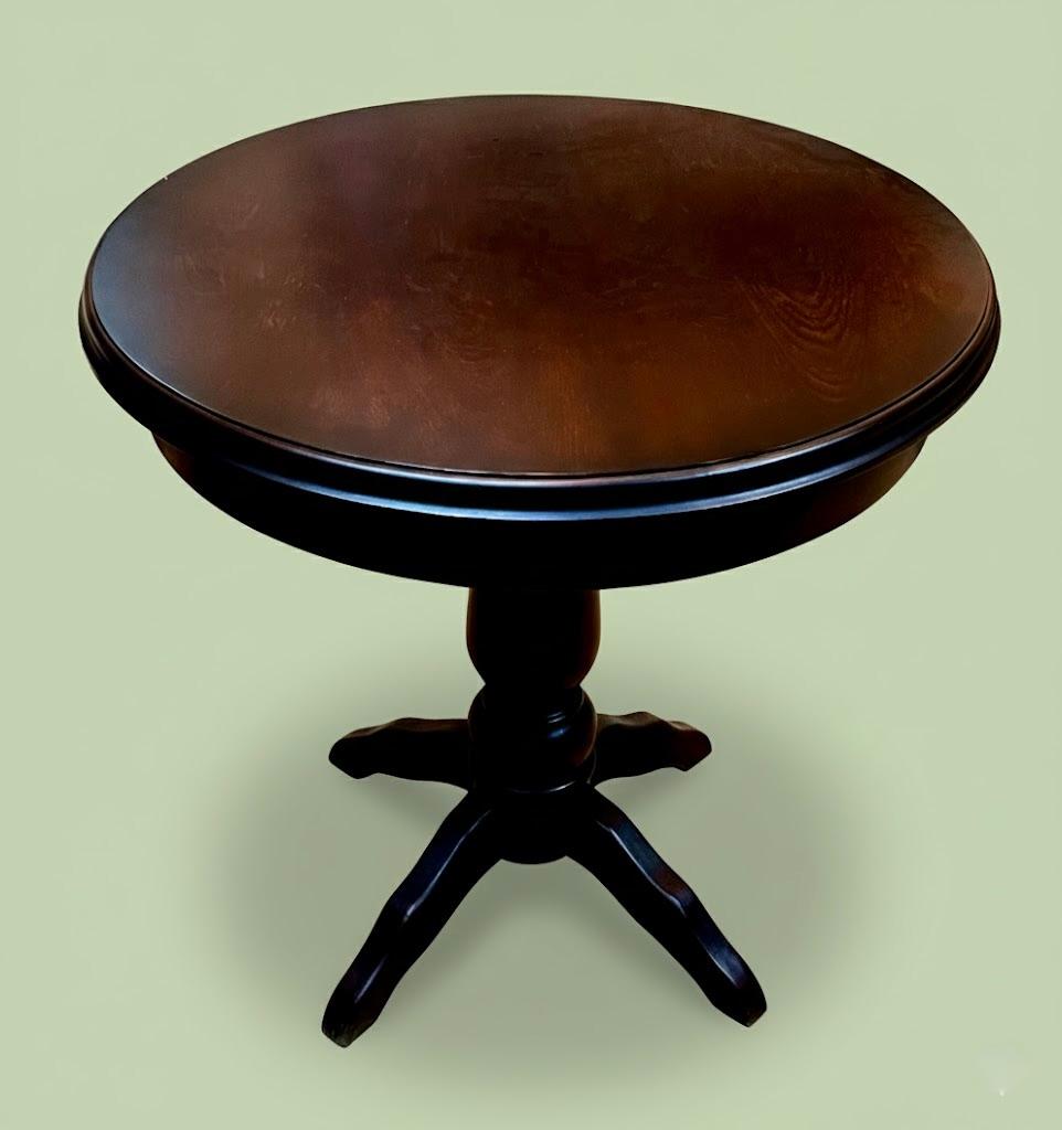 Okrągły stół salonowy stojący na 4 giętych nogach