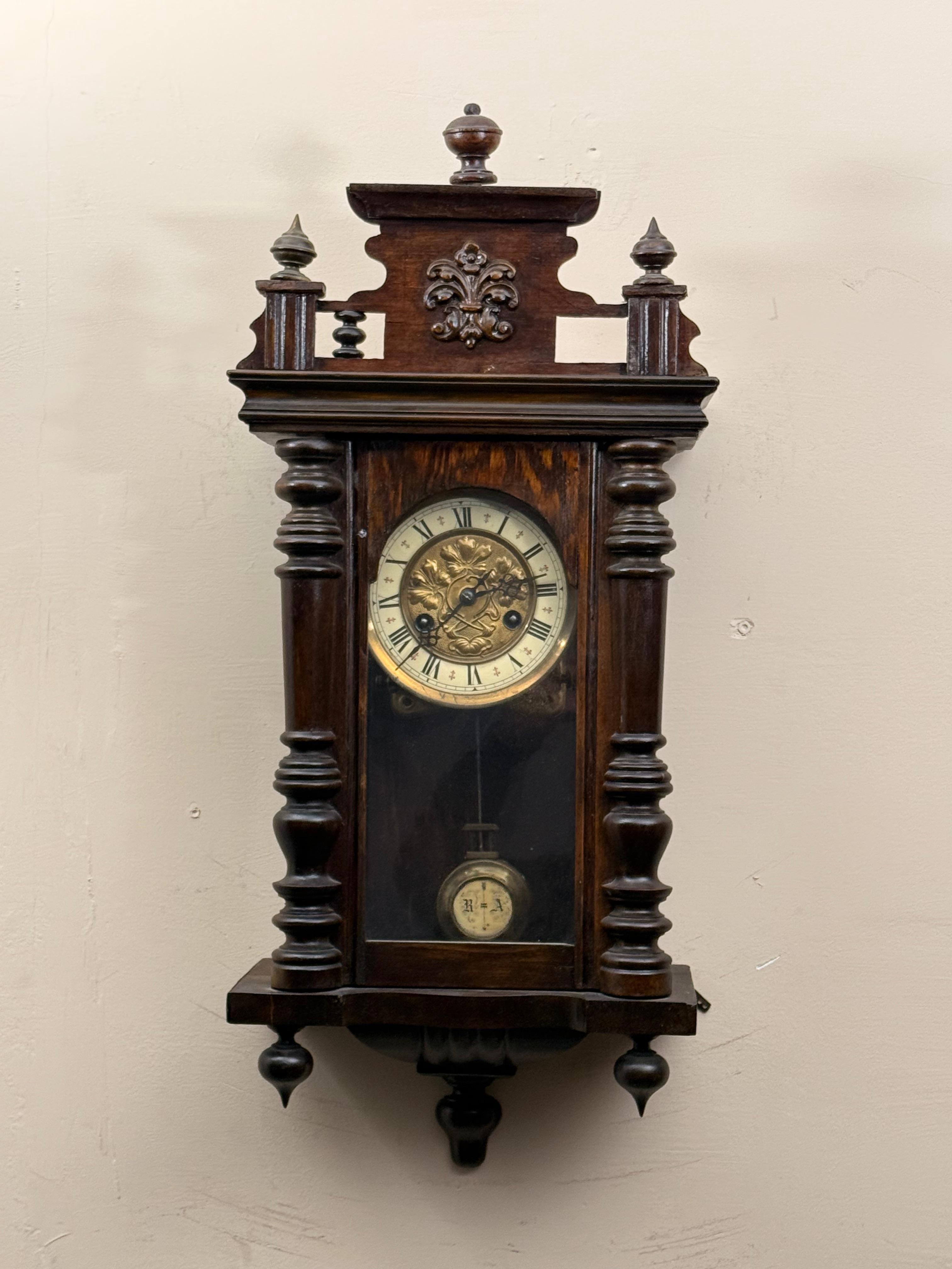 Dekoracyjny zegar ścienny szafkowy