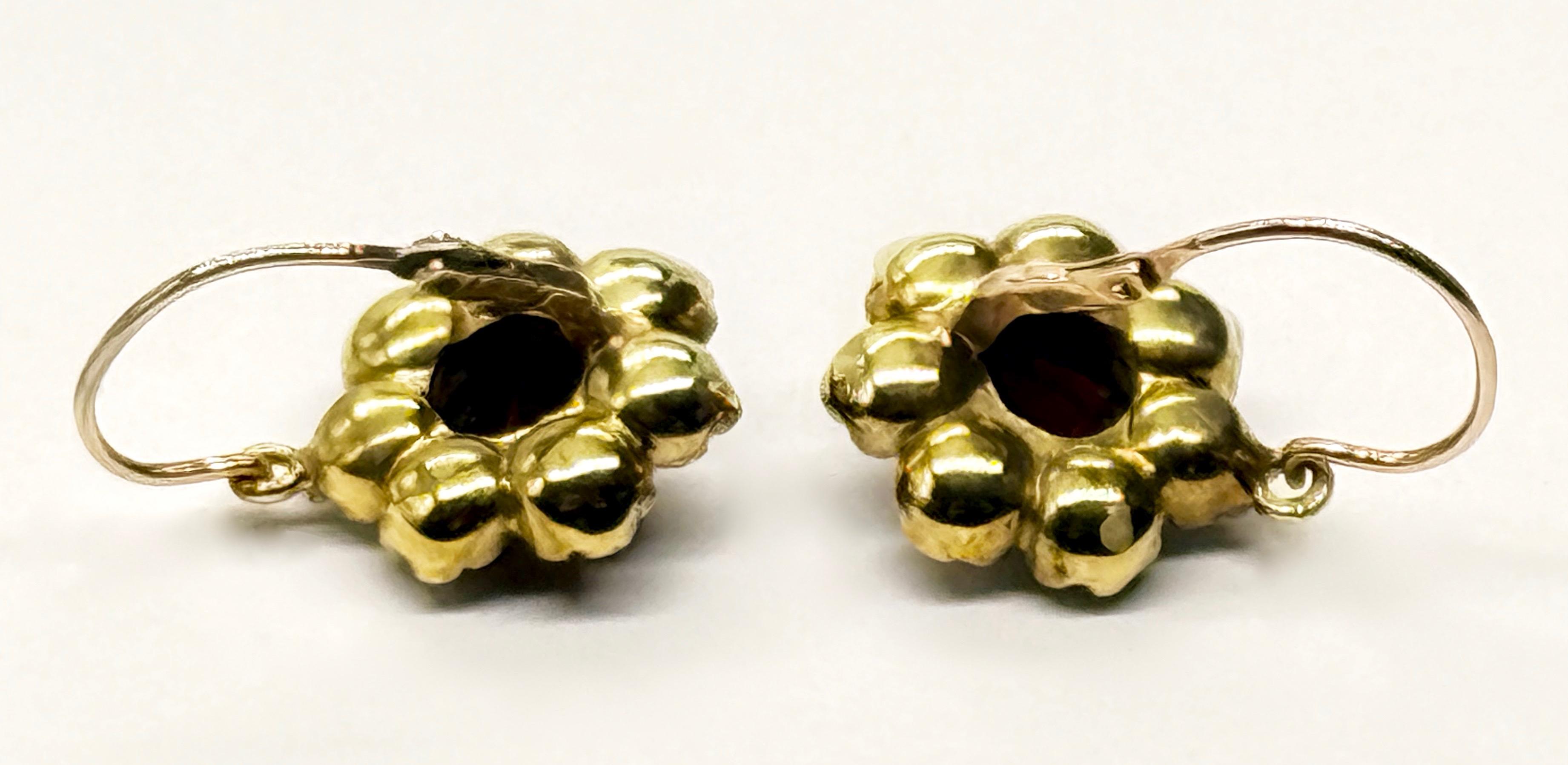 Złote kolczyki z granatami