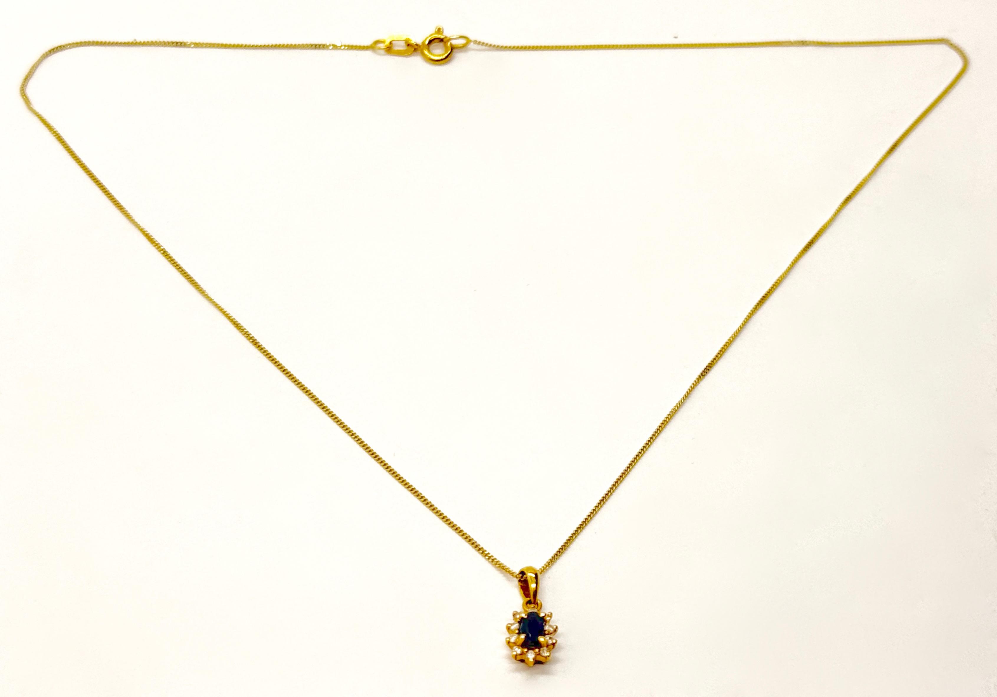 Złoty wisior ze złotym łańcuszkiem , masa łączna 3 g