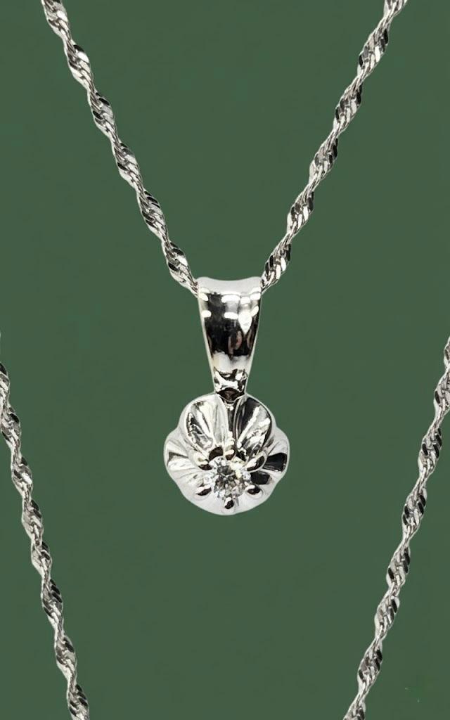 Złoty wisior zdobiony diamentem ze złotym łańcuszkiem