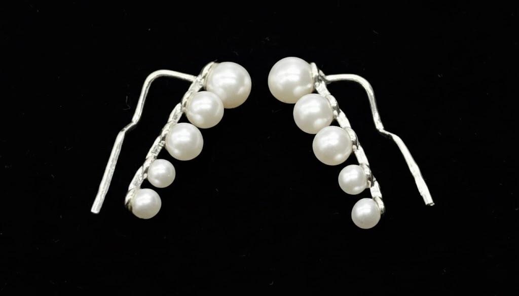 Złote kolczyki zdobione perłami