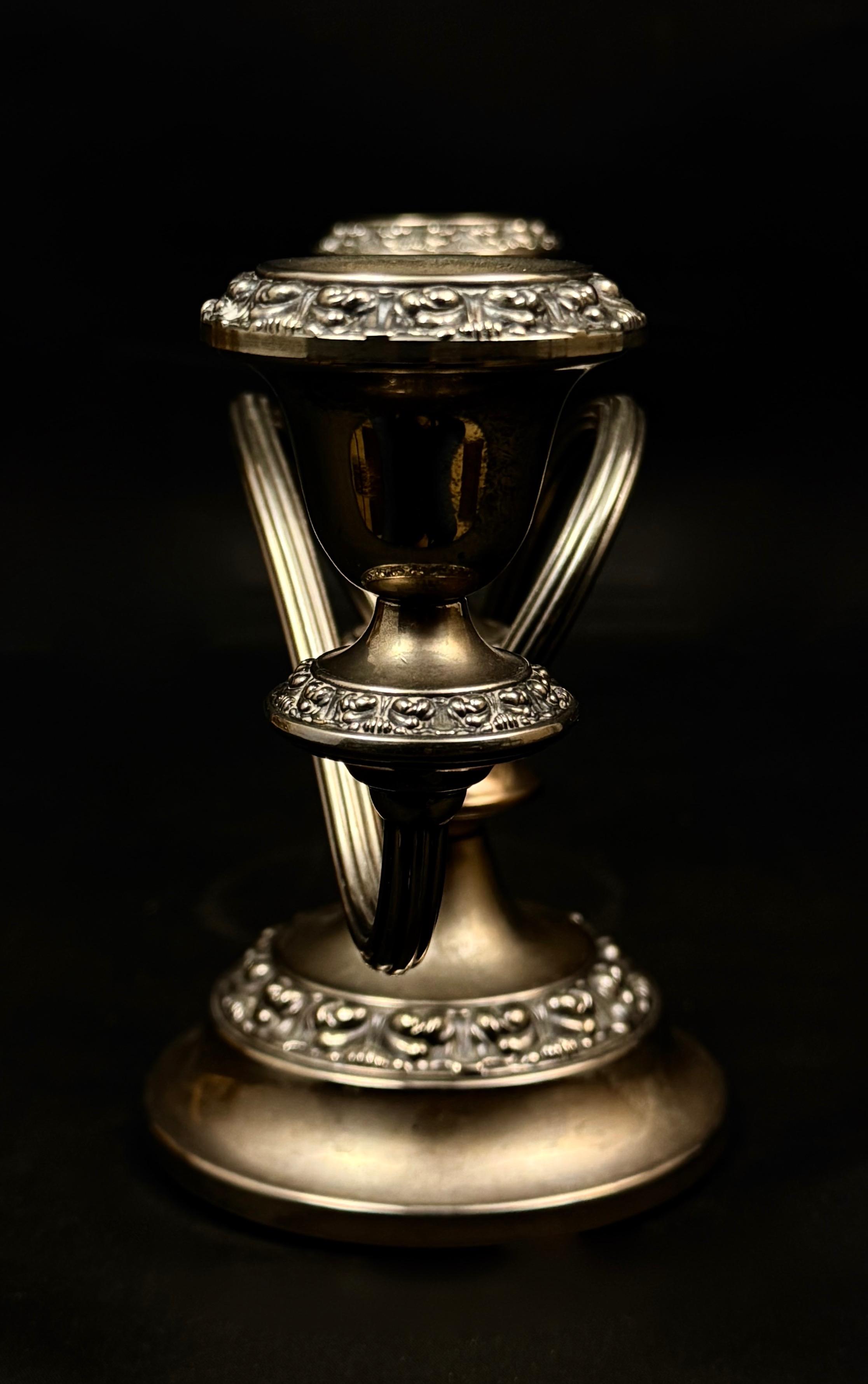 Srebrzony kandelabr stołowy dwuramienny