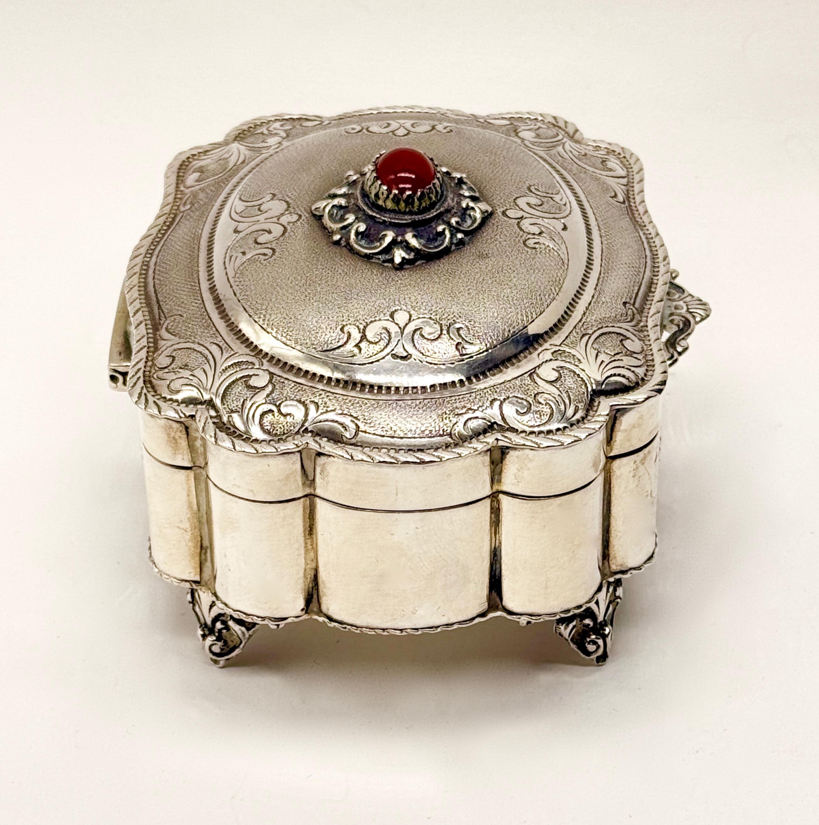 Srebrna szkatułka wielolistna zdobiona na wieku kaboszonem w kartuszu, masa 203 g