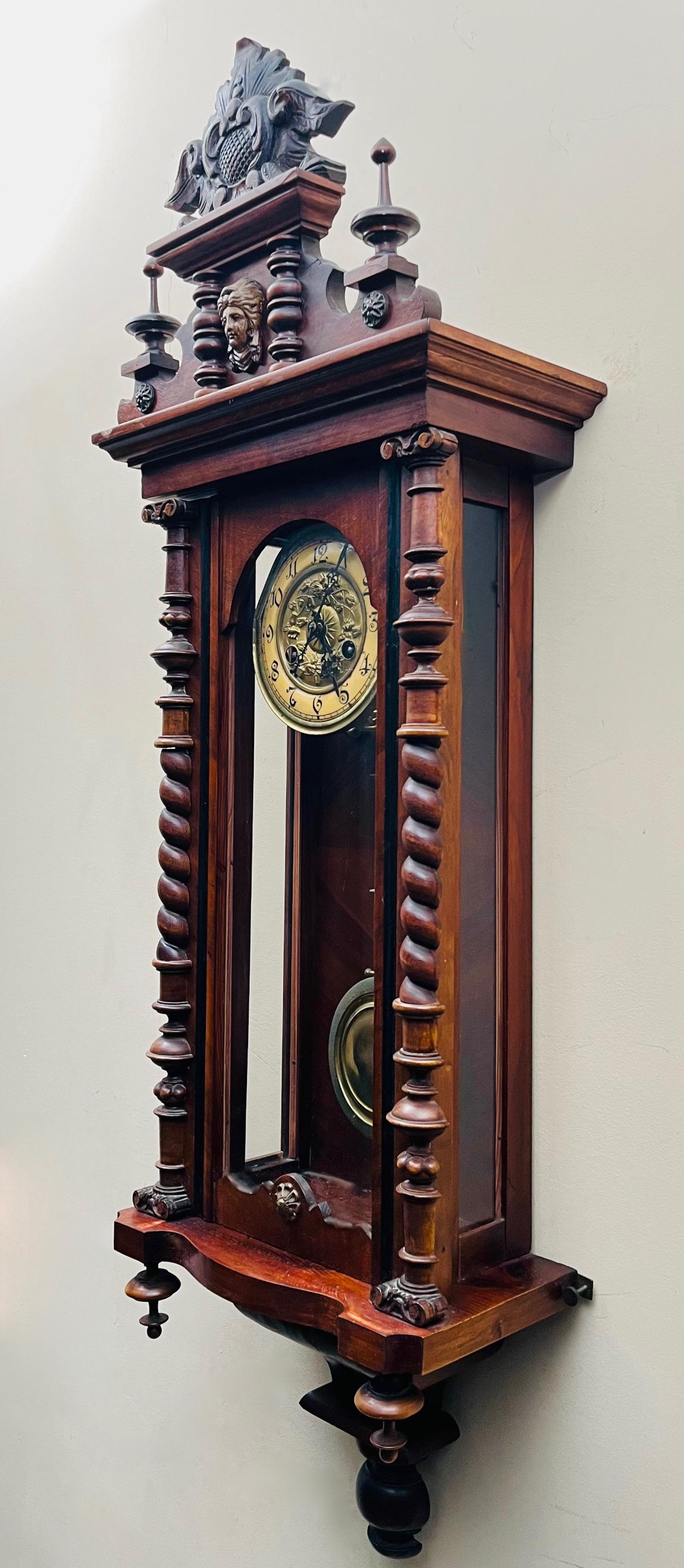 Dekoracyjny zegar ścienny szafkowy
