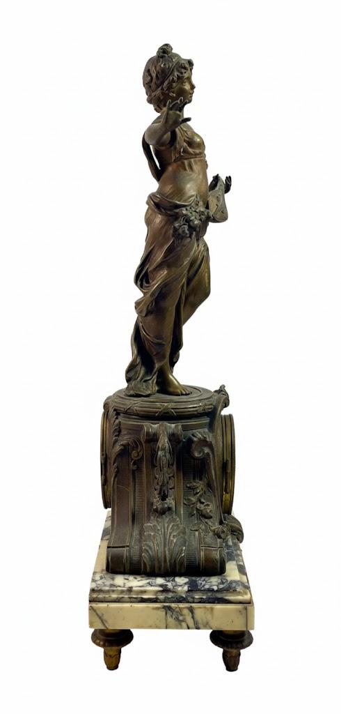 Zegar zdobiony pełnoplastyczną figurą tancerki z mandoliną