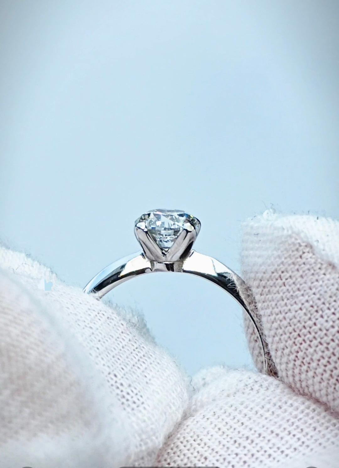 Złoty pierścionek  z diamentem 0,7 ct, ceryfikat IGI