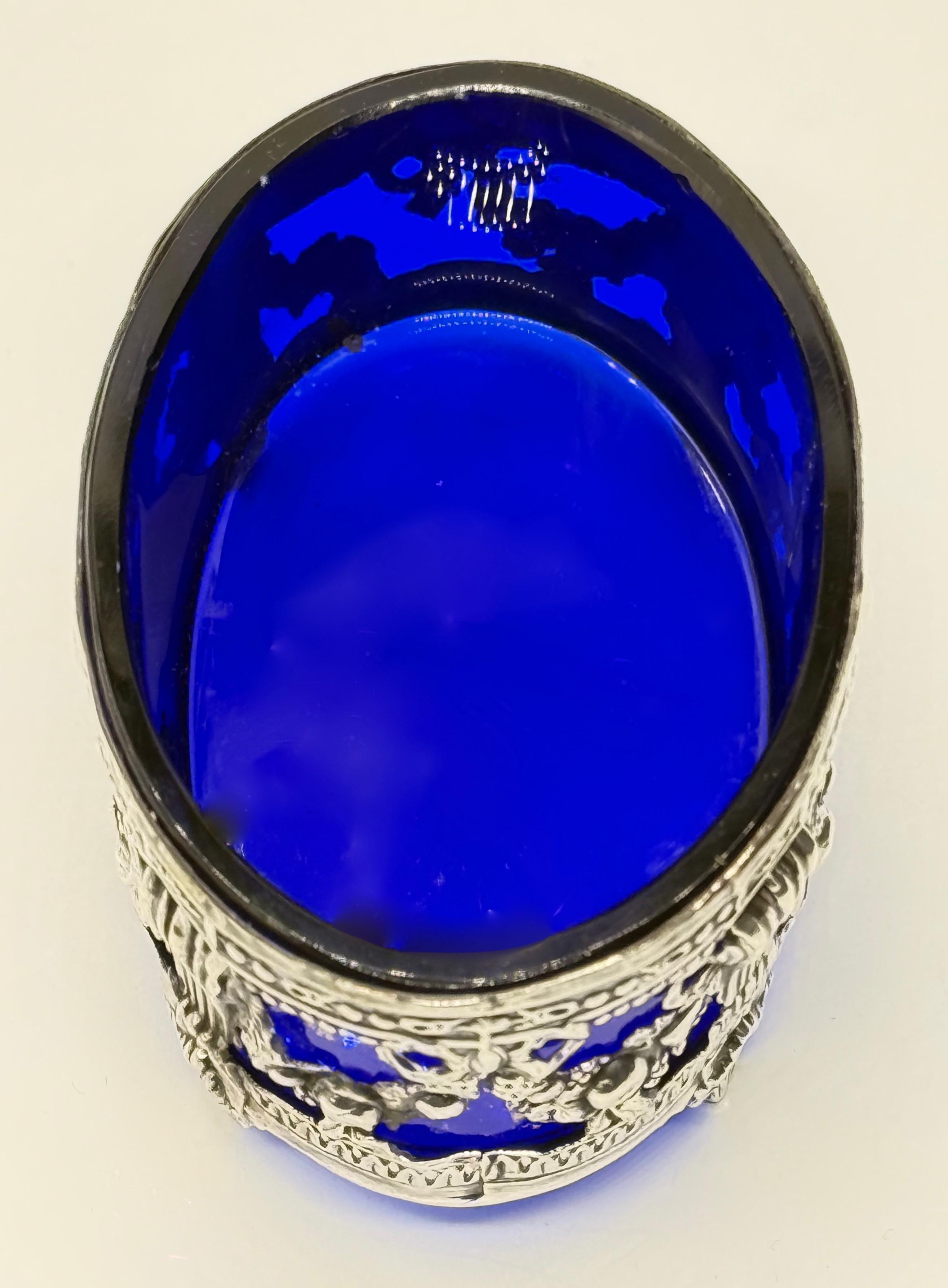 Srebrna solniczka ze szklanym kobaltowym wkładem, masa 104 g