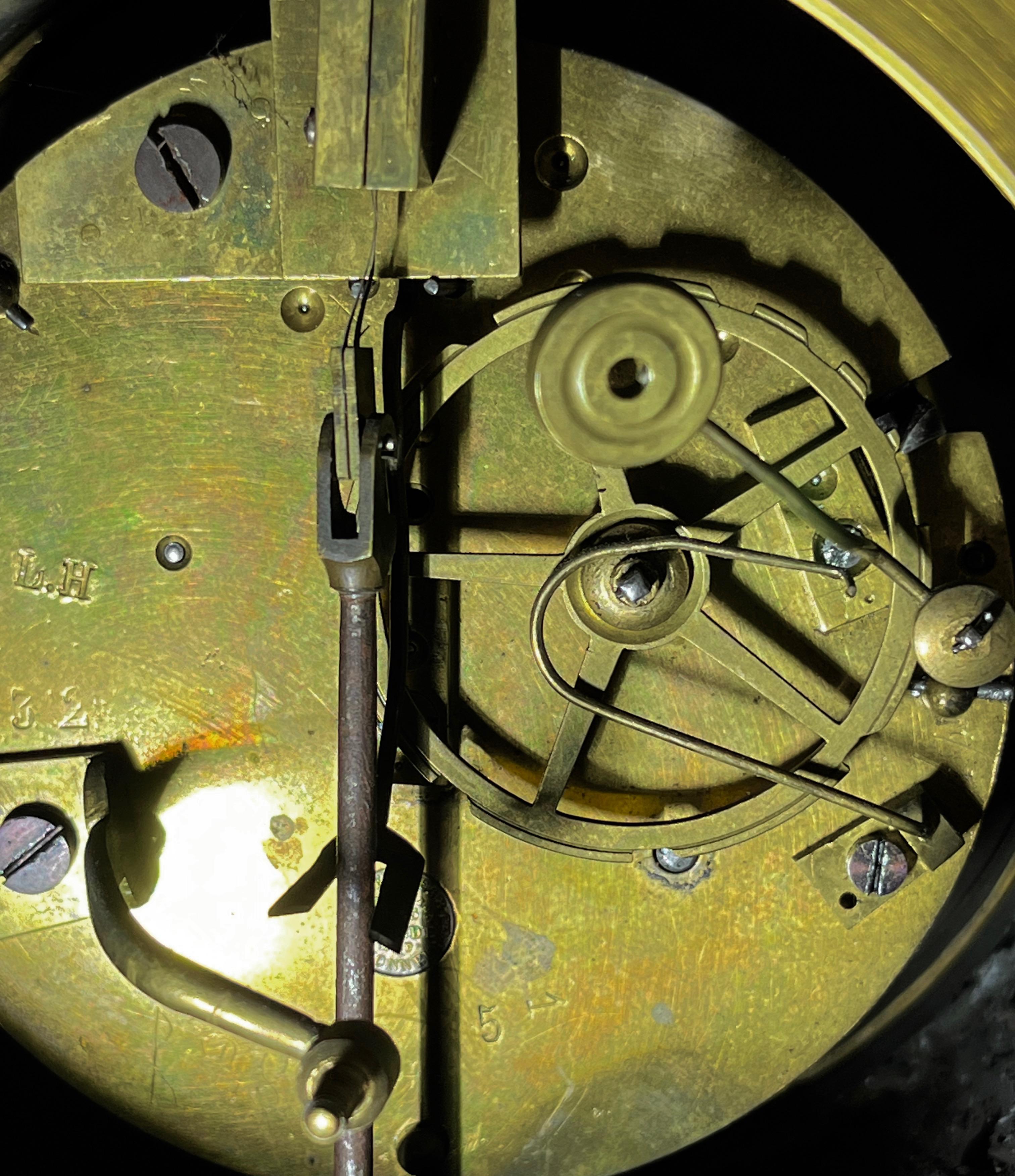 Dekoracyjny zegar zdobiony figurą renesansowego malarza Rafaela