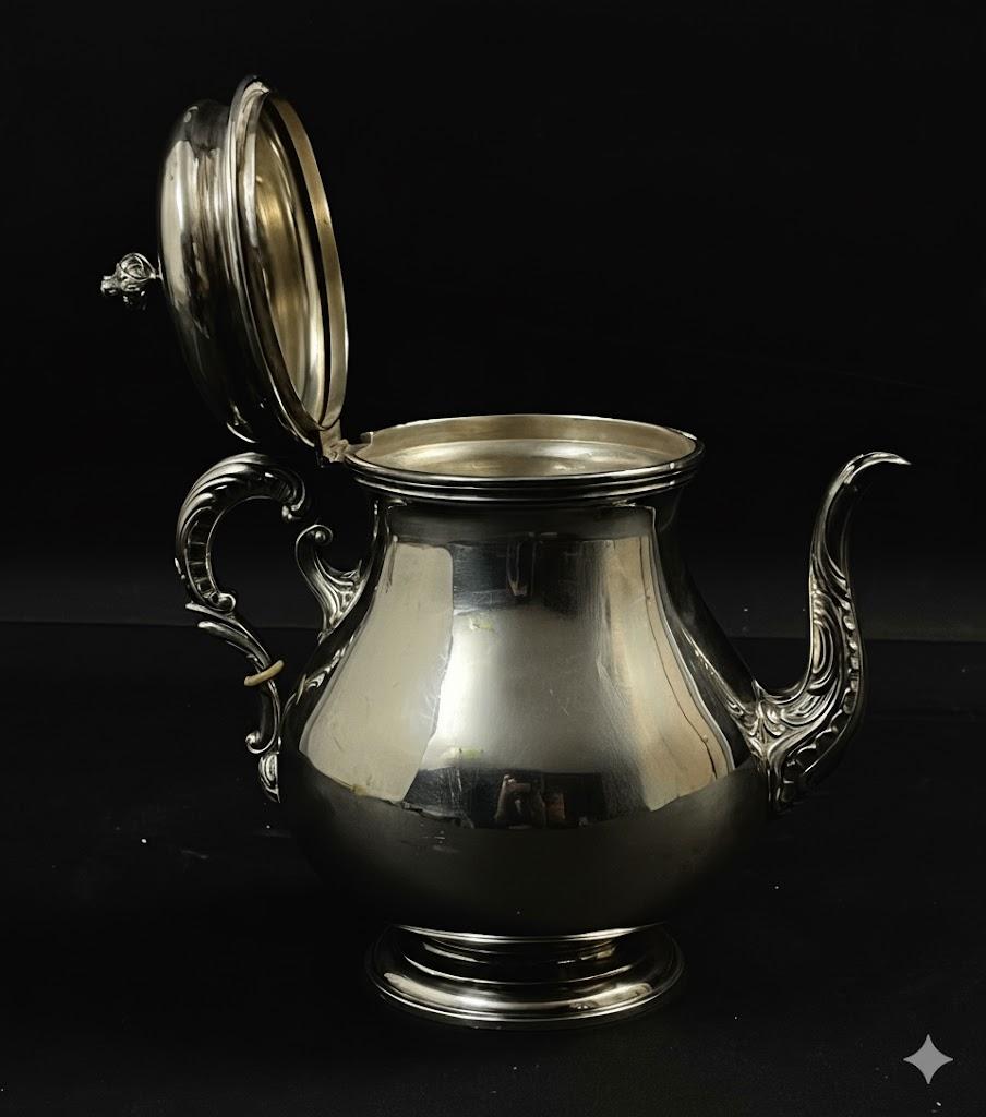 Srebrny dzbanek z wiekiem zdobiony kwiatonem , masa 480 g