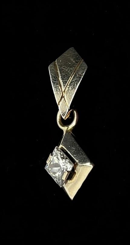 Złoty wisior zdobiony diamentem 0,32 ct