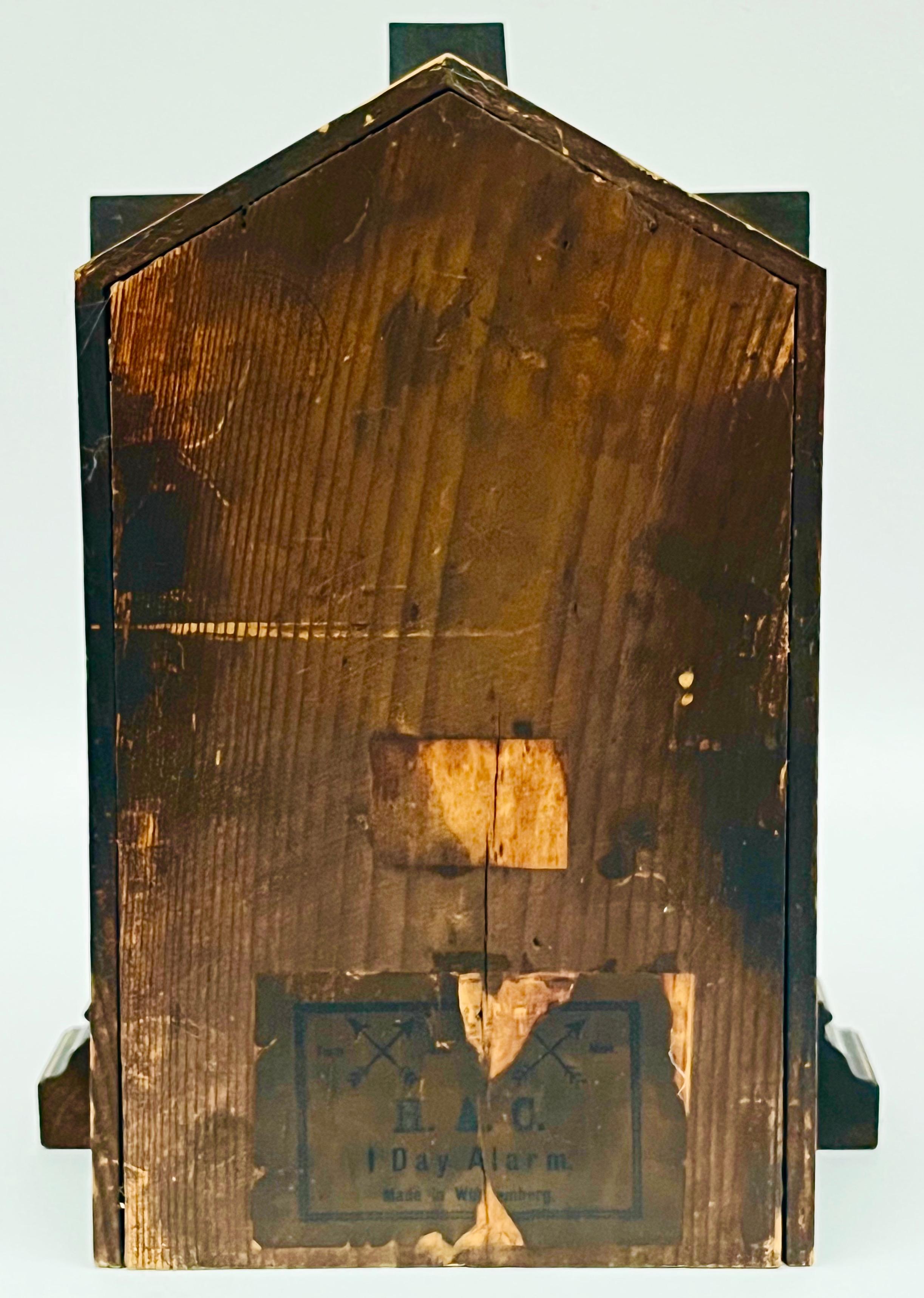 Zegar komodowy zdobiony dwoma bocznymi tralkowymi filarami