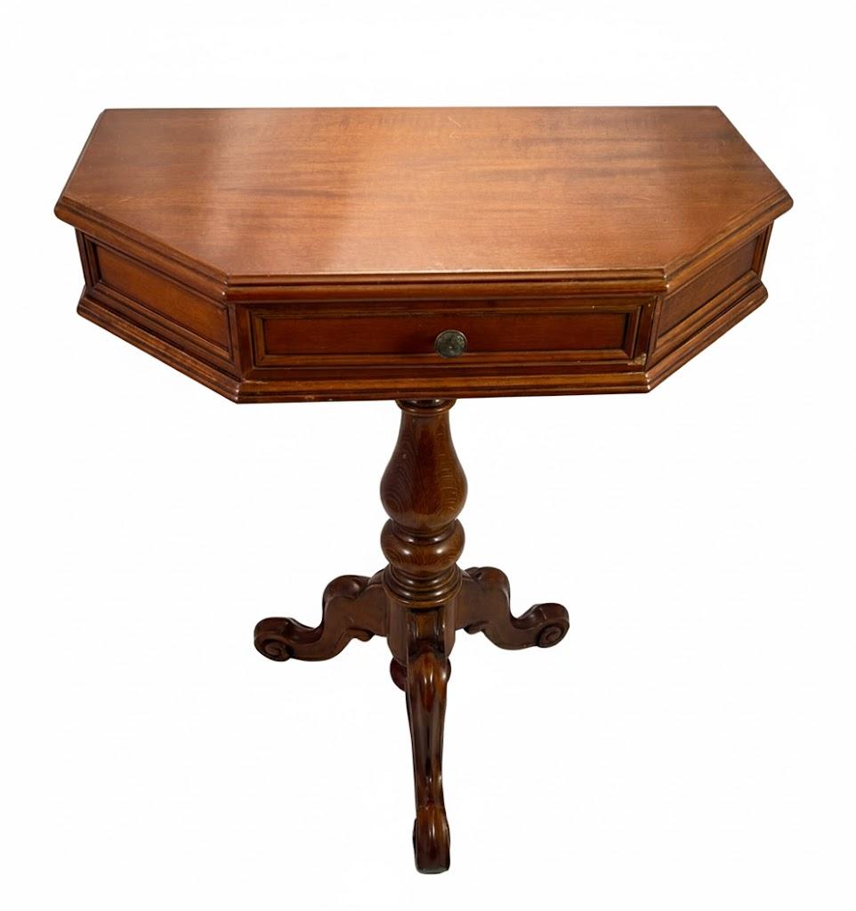 Sześciokątny stolik salonowy