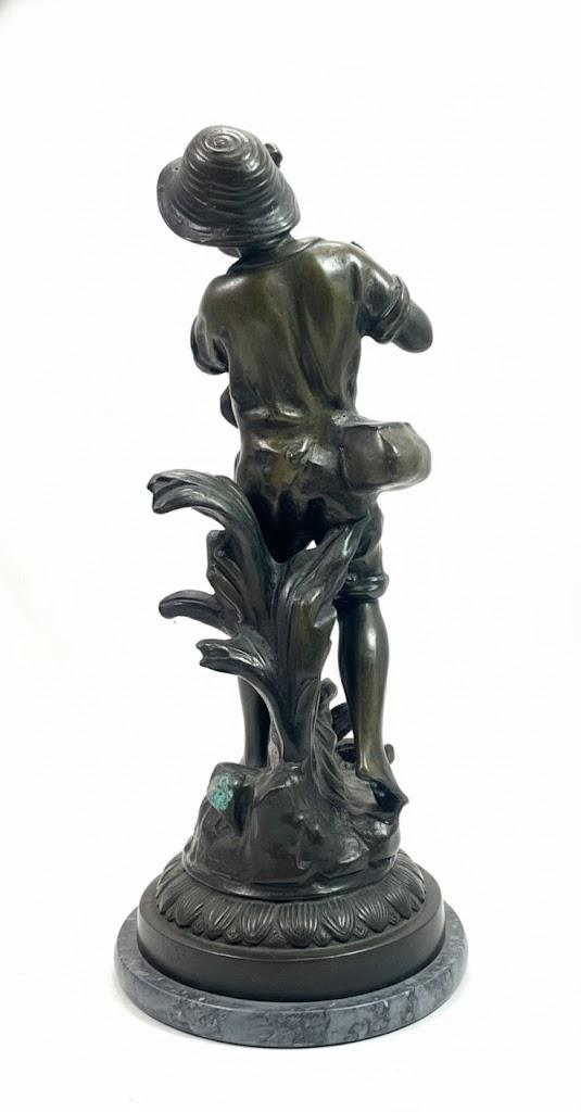 Pełnoplastyczna  figura chłopca z kaczką