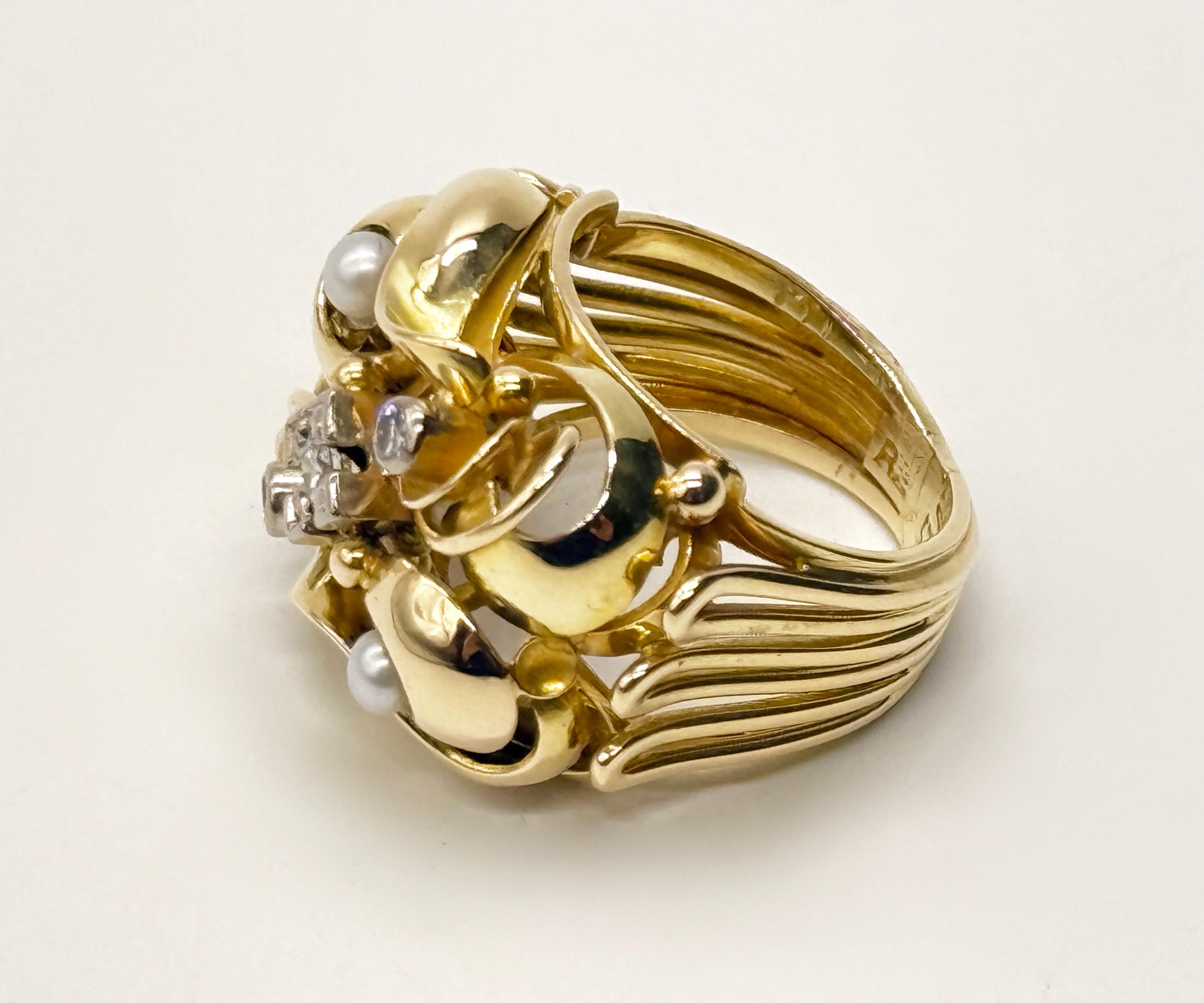 Złoty pierścionek ażurowy zdobiony 3 diamentami i 2 perłami, masa 8,6 g