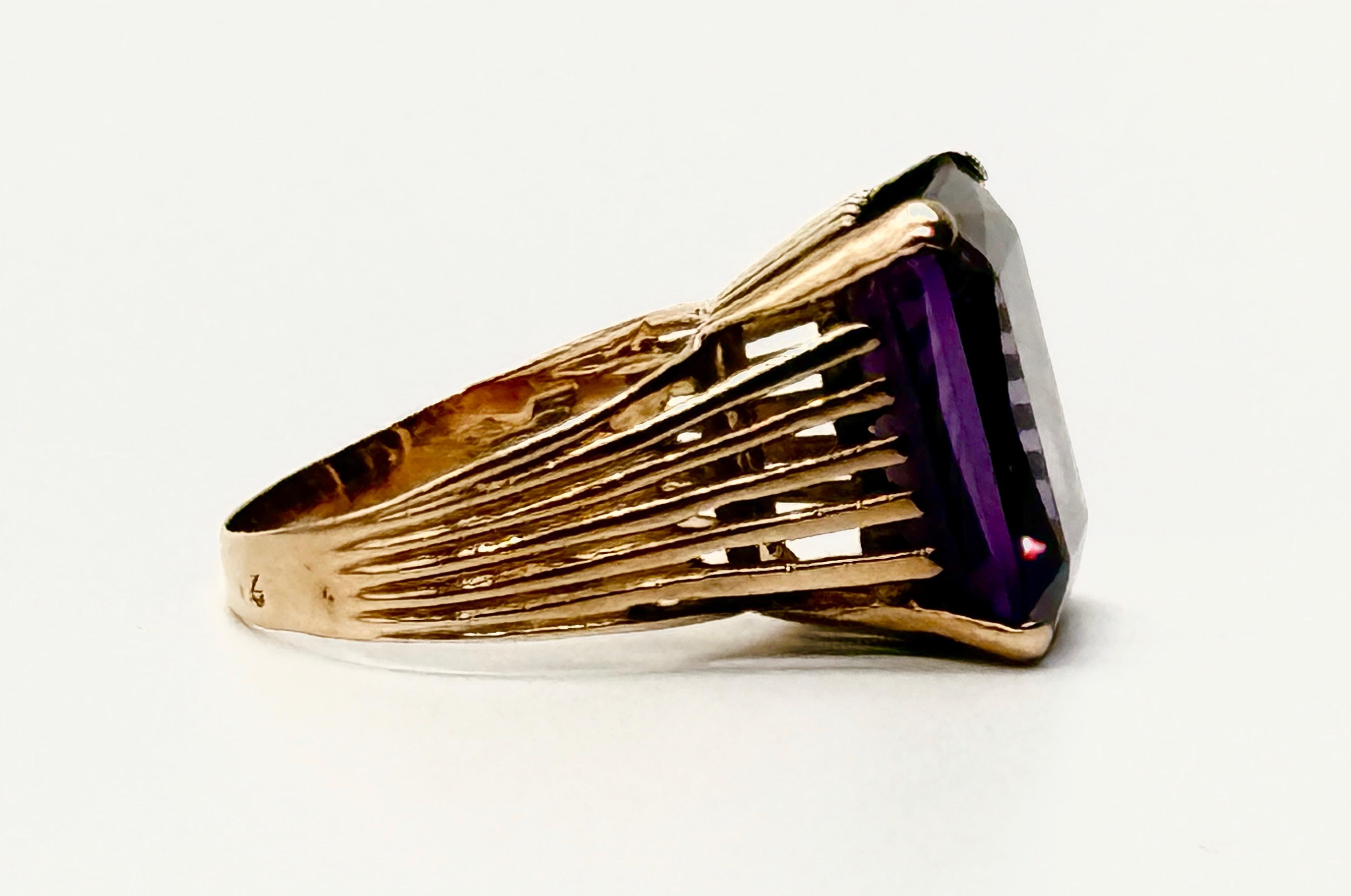 Złoty pierścionek zdobiony kamieniem jubilerskim o barwie ametystu, masa łączna 6 g