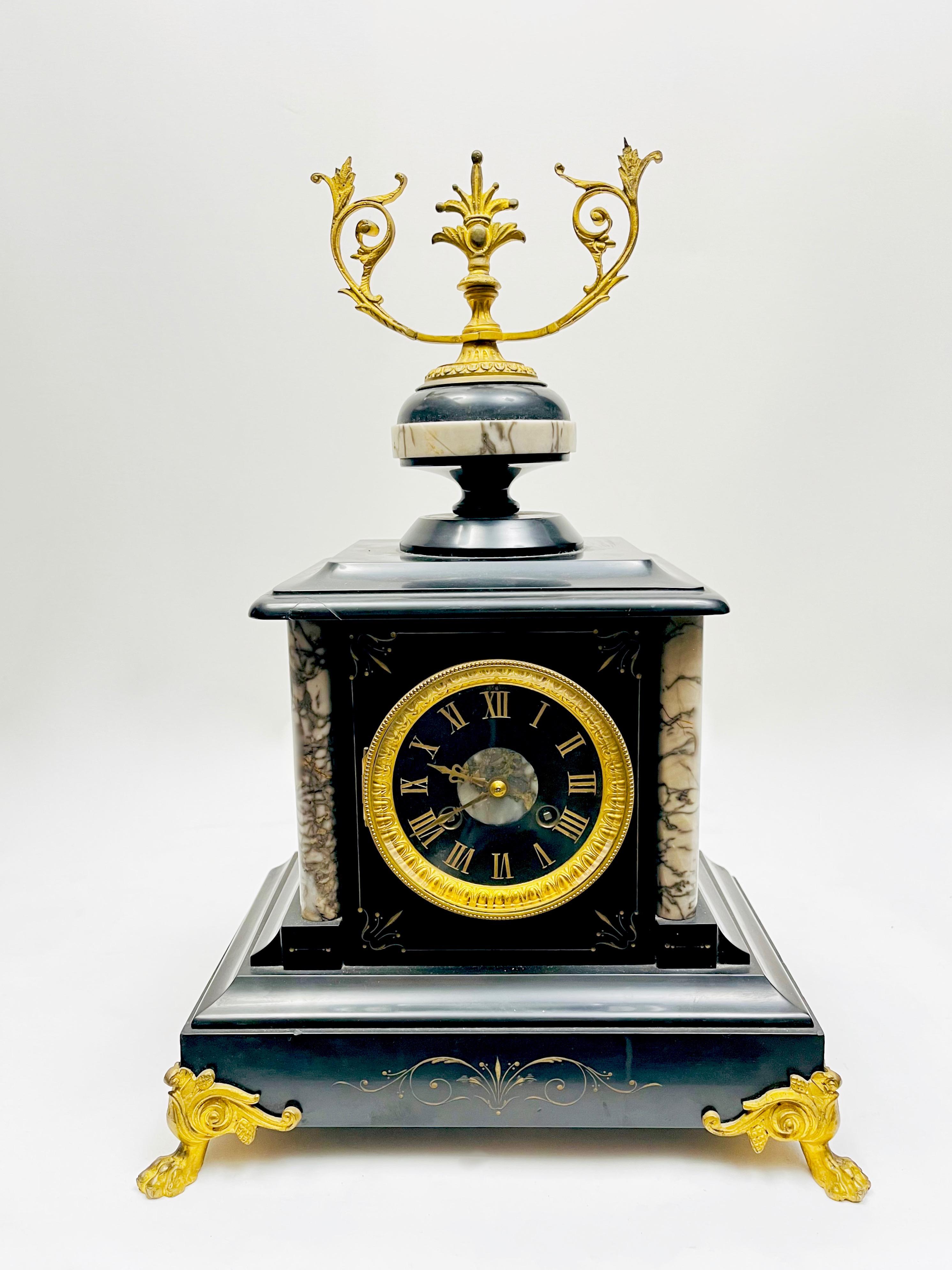 Dekoracyjny zegar komodowy stojący na 4 złoconych nogach