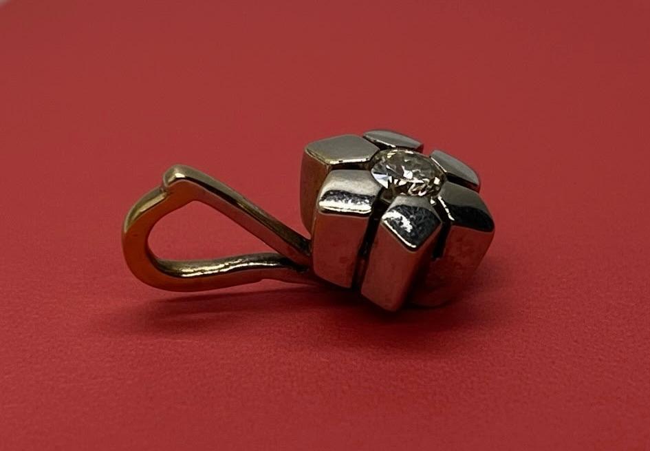 Złoty wisior zdobiony diamentem