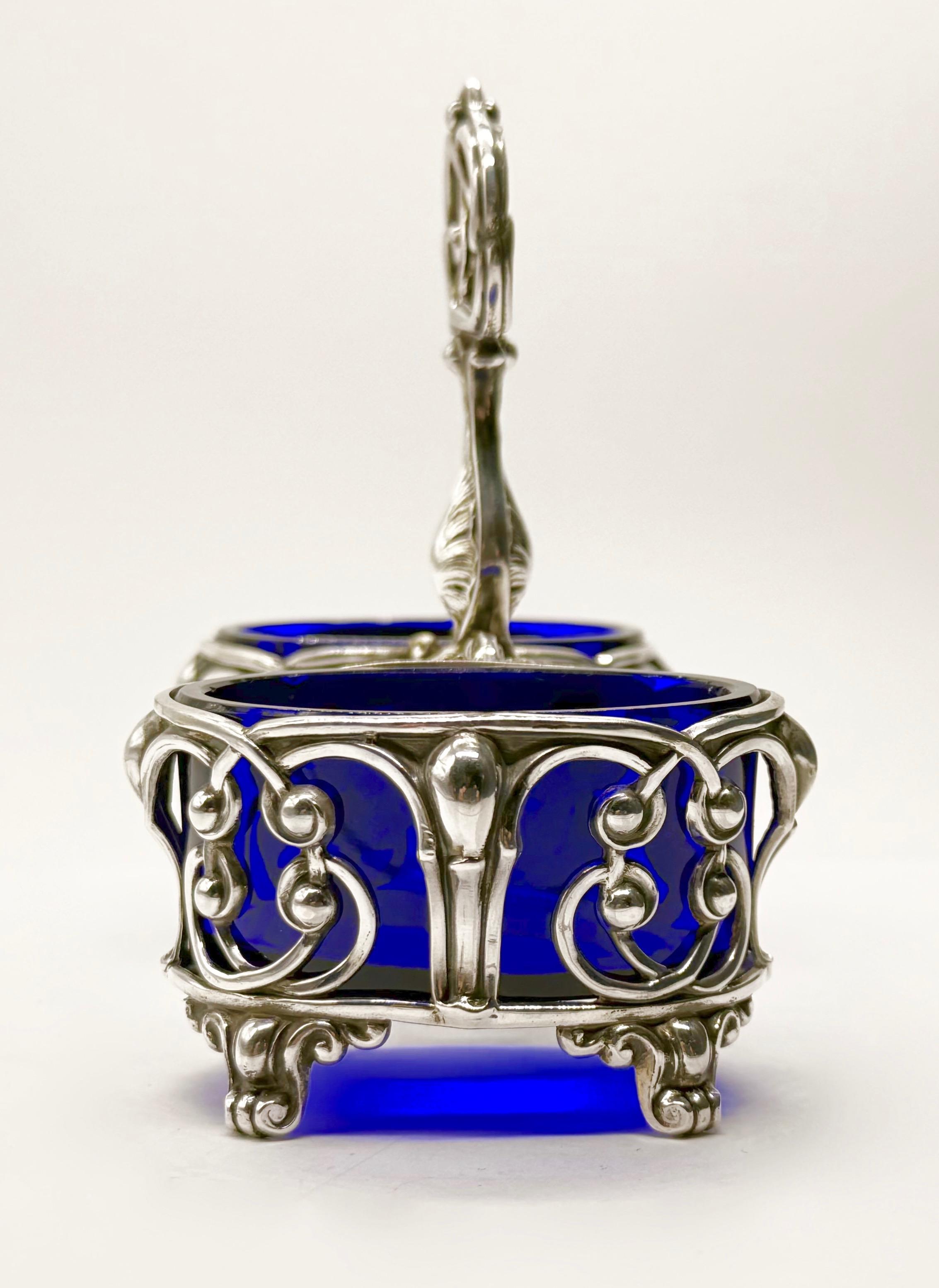 Srebrny kabaret do przypraw z kobaltowymi szklanymi wkładami, masa łączna 312 g