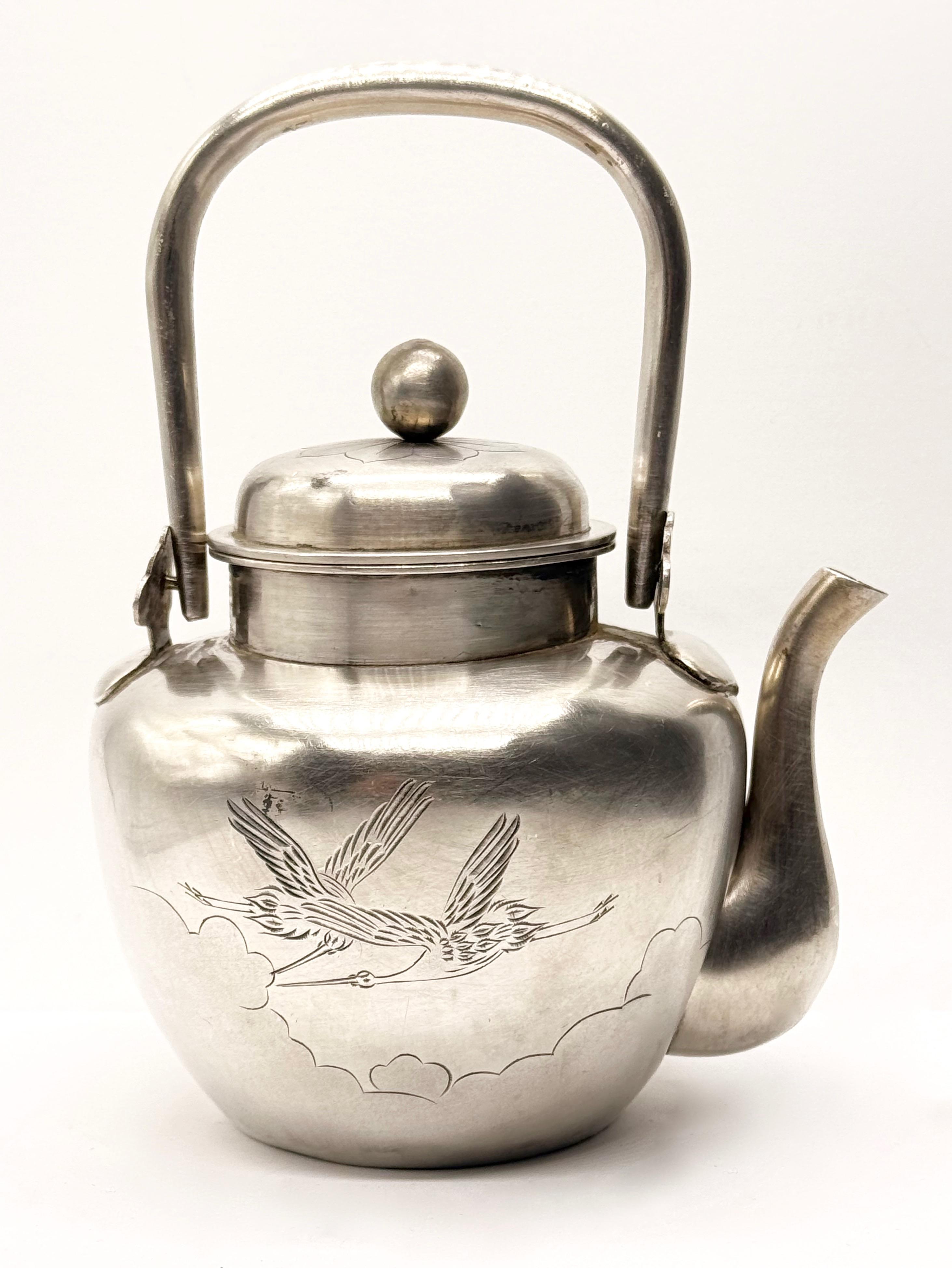 Srebrny czajnik z uchwytem i nakrywą , masa 402 g