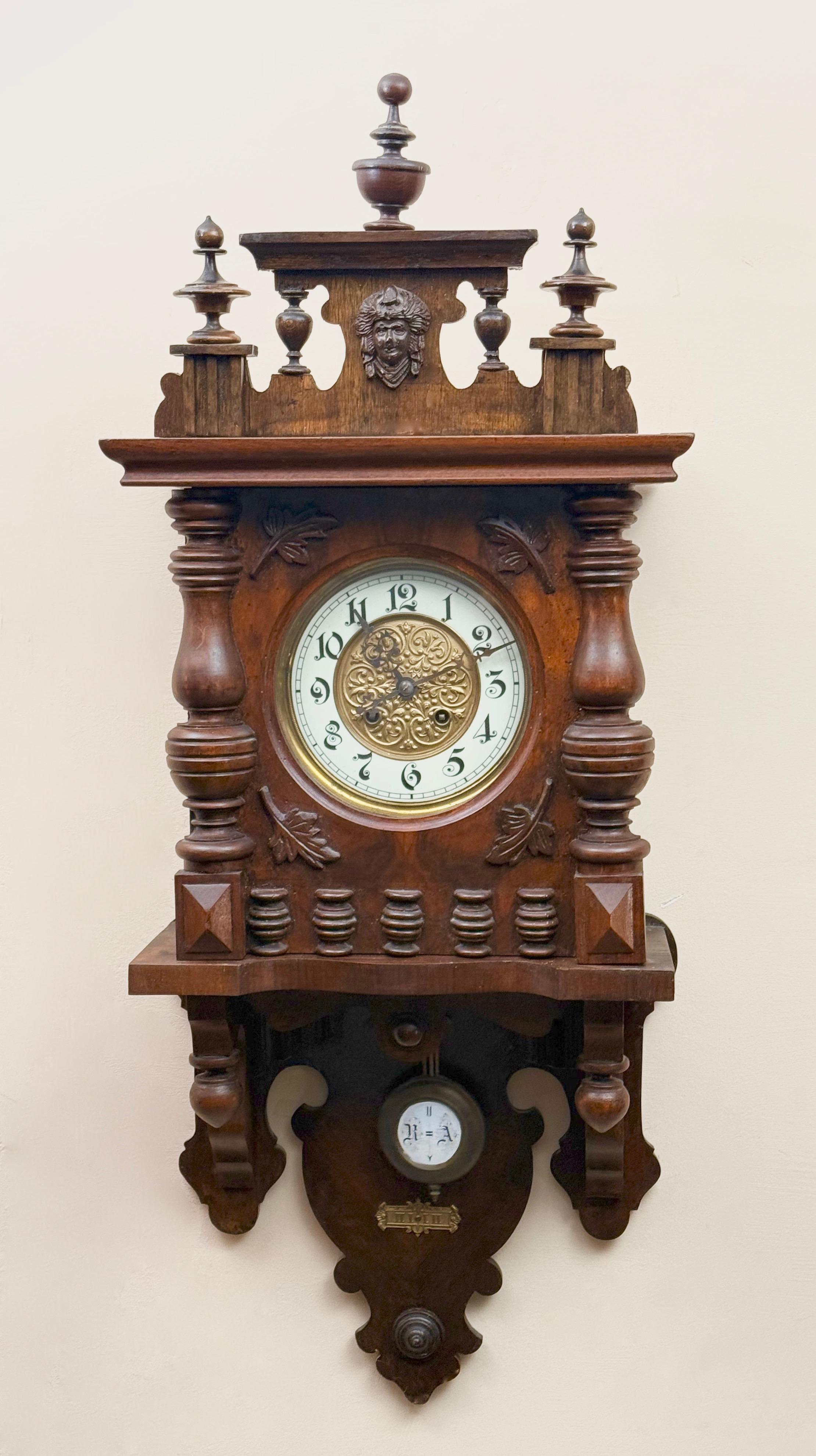 Dekoracyjny zegar ścienny szafkowy