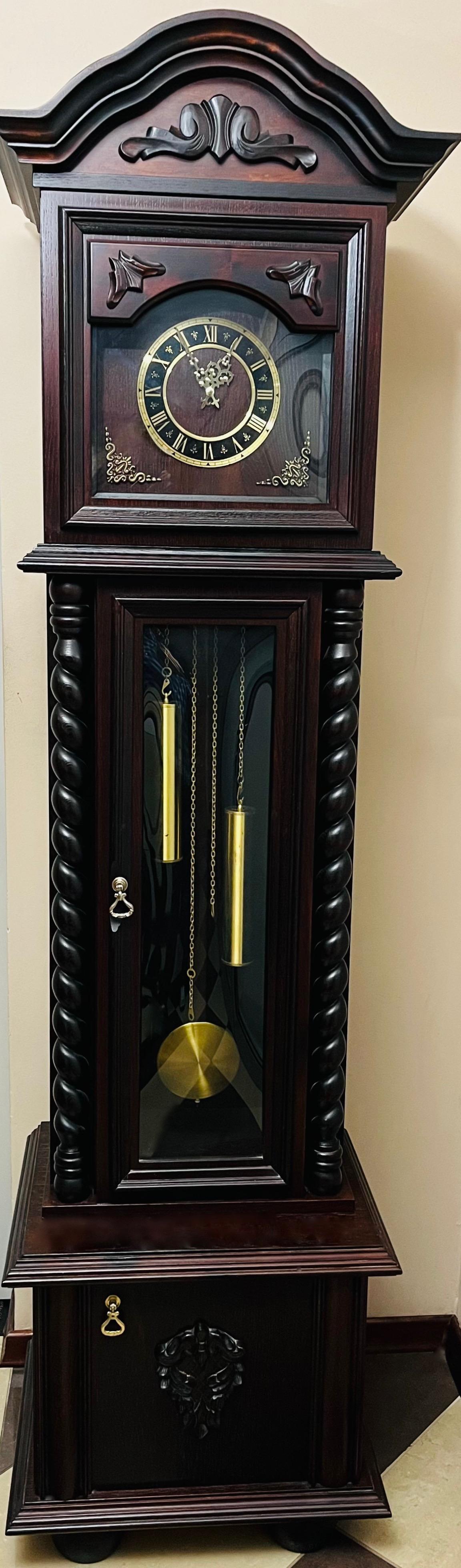 Dekoracyjny zegar stojący w stylu gdańskim