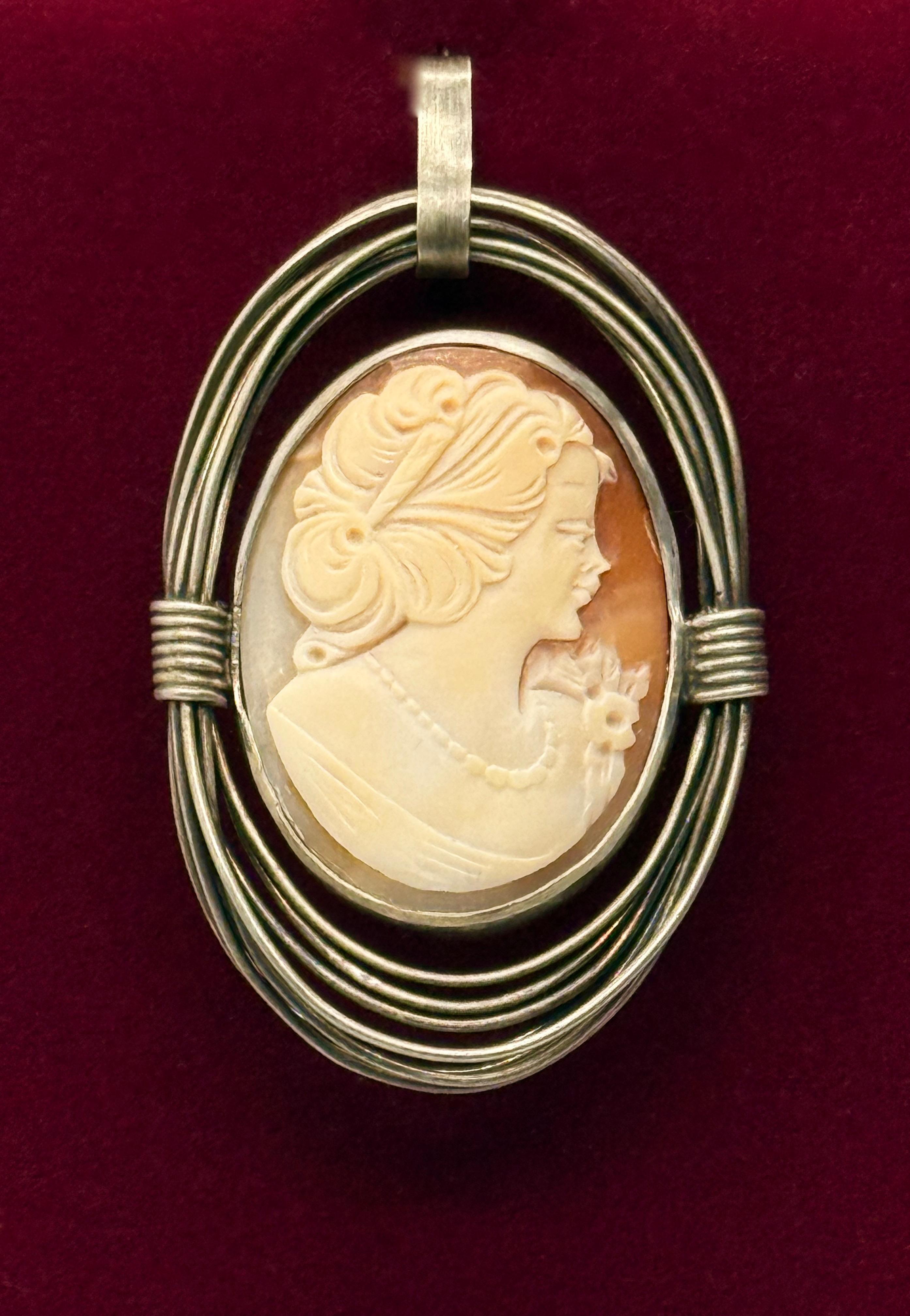 Srebrny wisior z kameą w srebrnej plecionej ramce