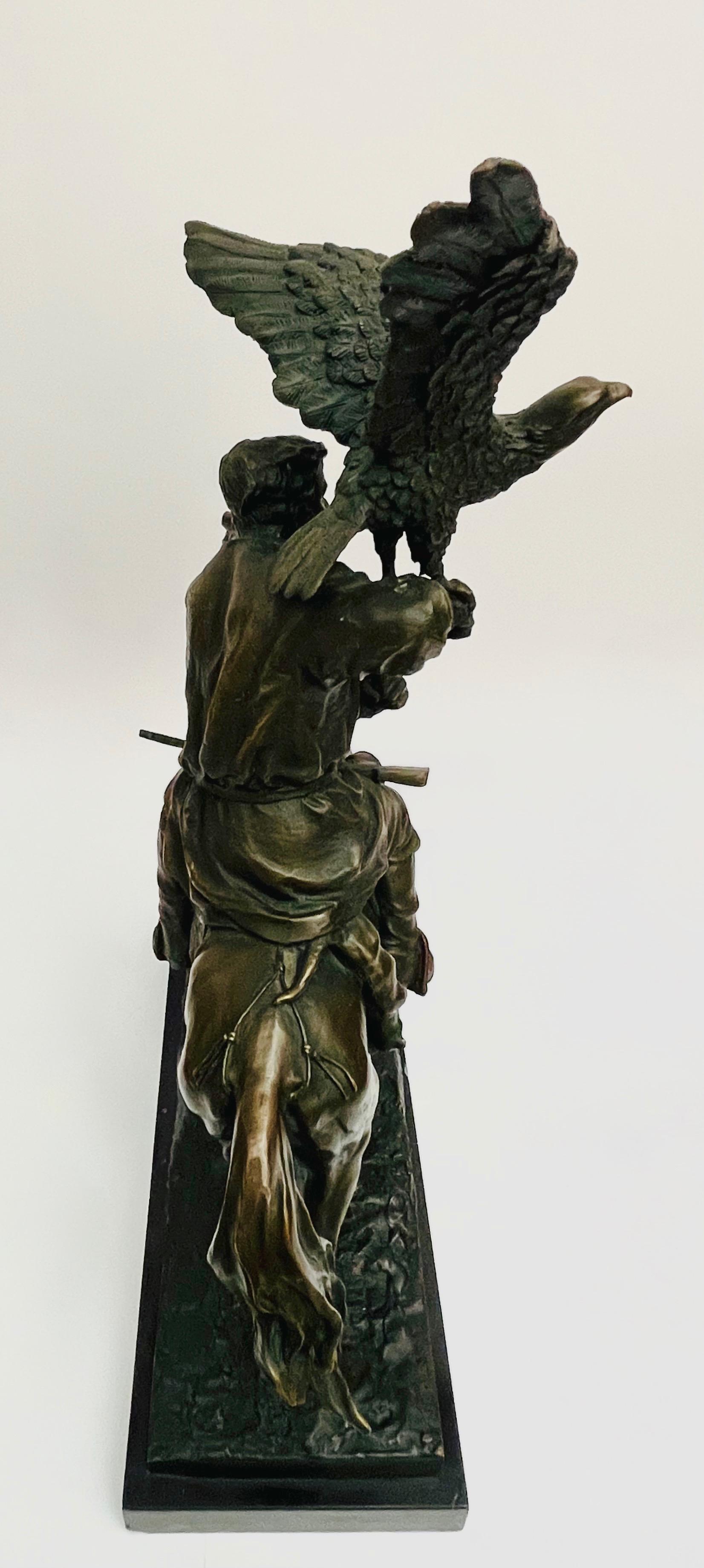 Dekoracyjna figura sokolnika na koniu 