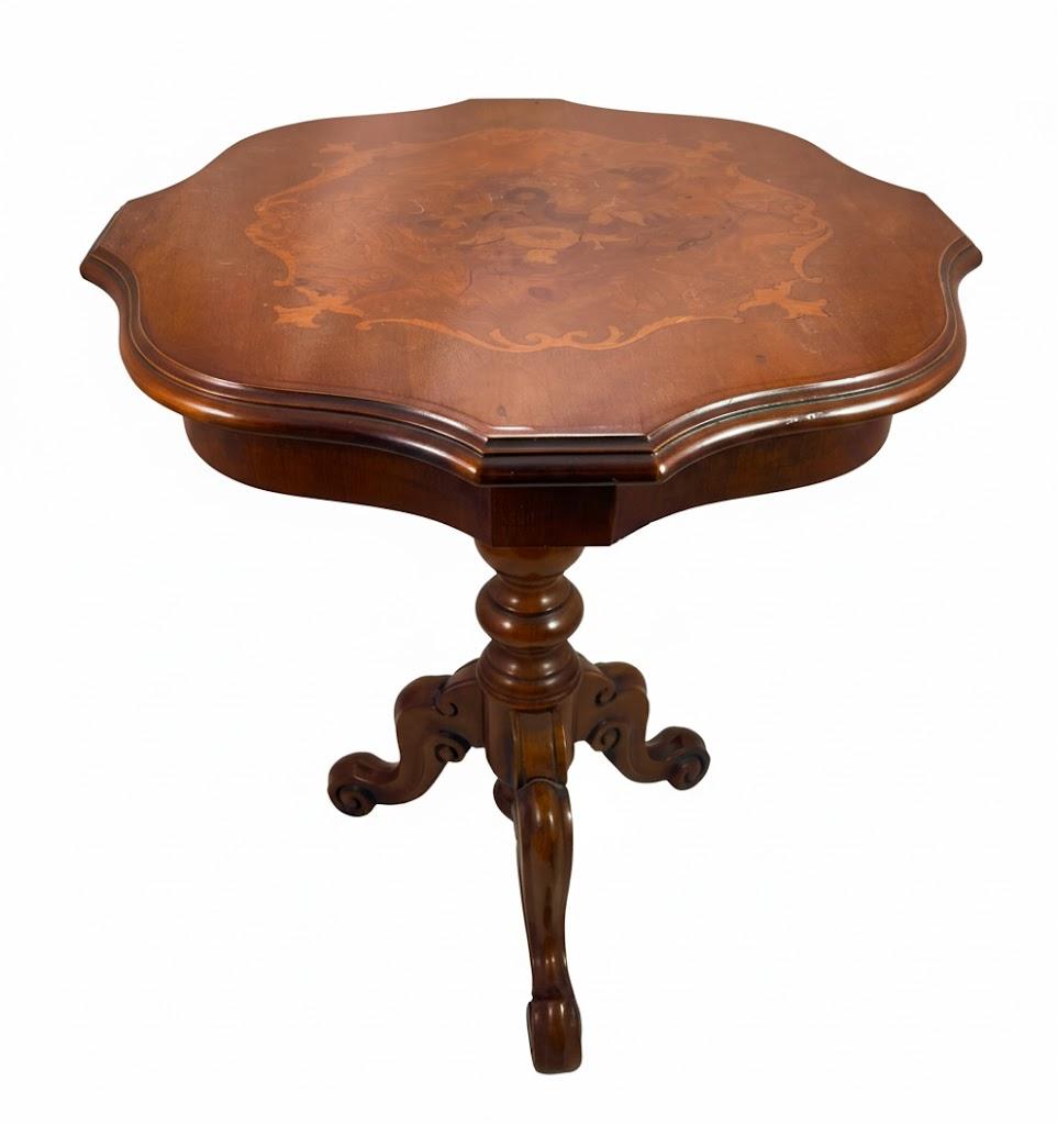 Stolik salonowy stojący na 3 giętych nogach